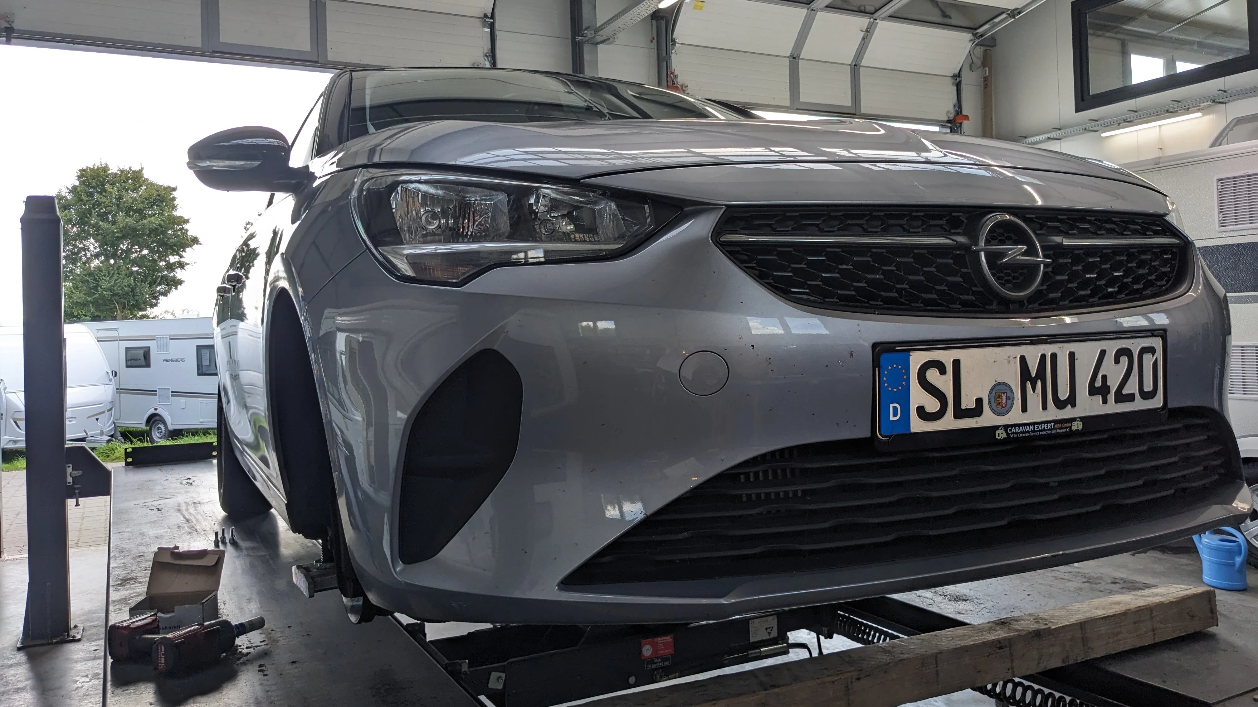 Auto bei der Inspektion auf einer Hebebühne