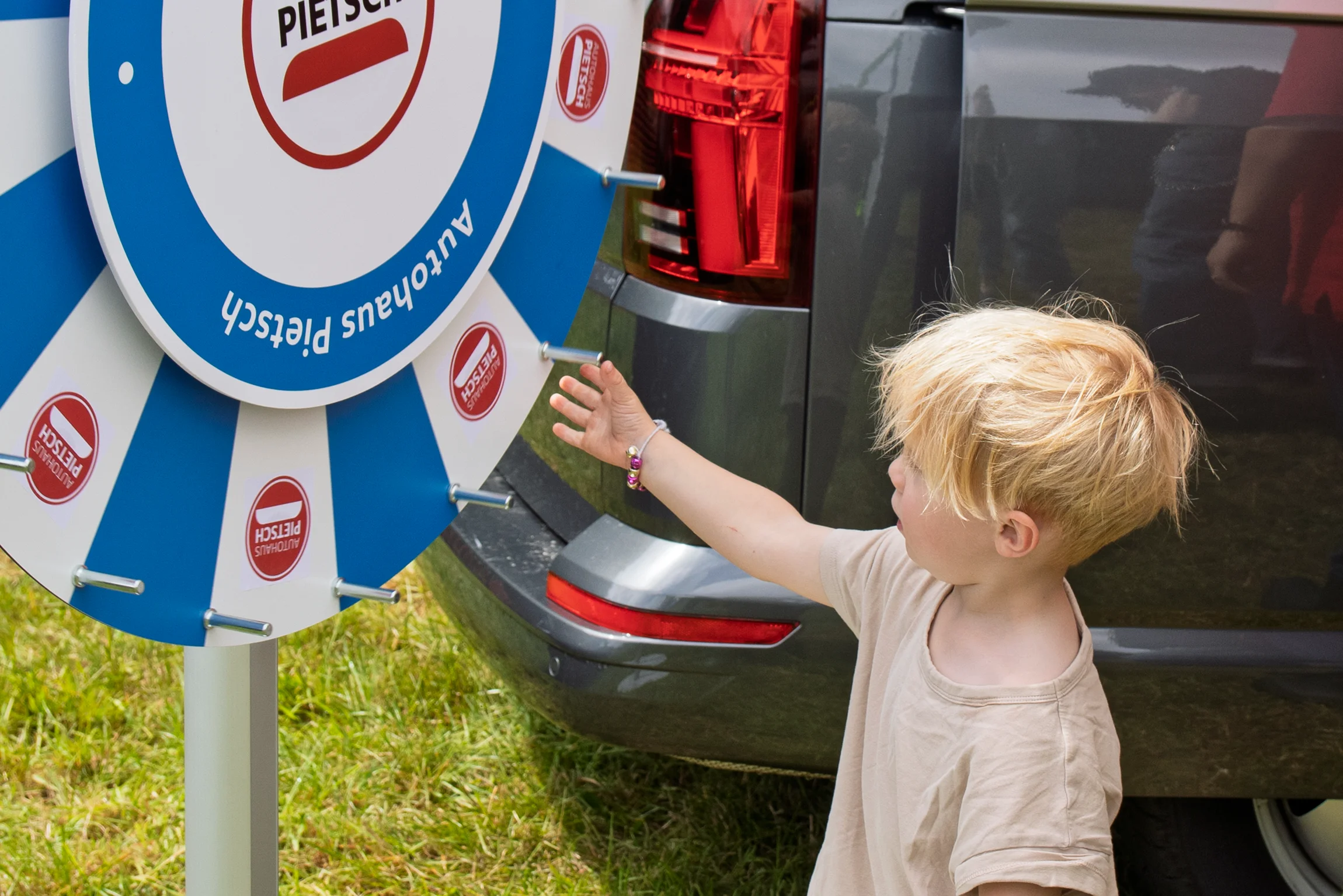 Kind dreht am Glücksrad