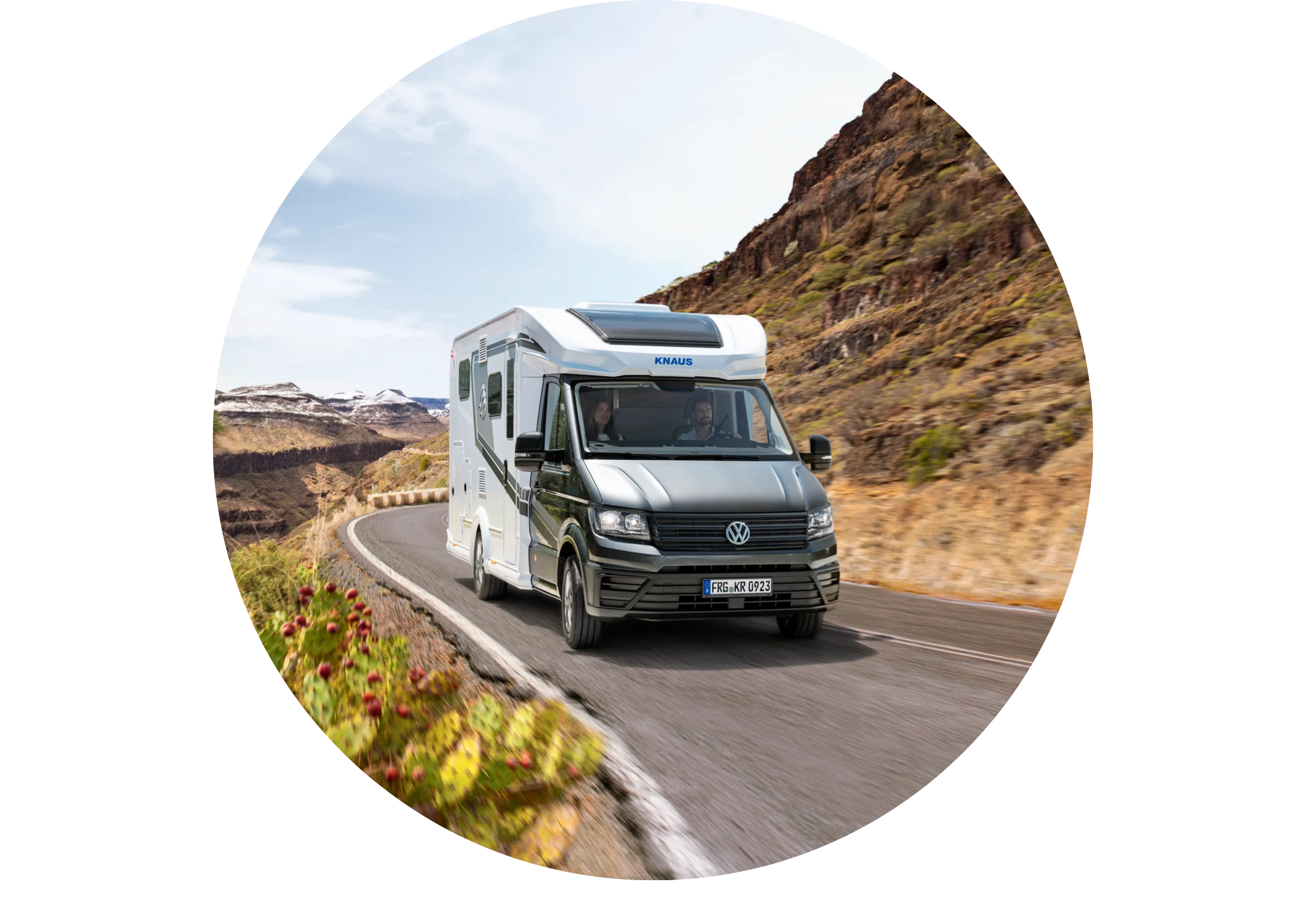 Fahrendes Knaus Wohnmobil auf einem Bergpass