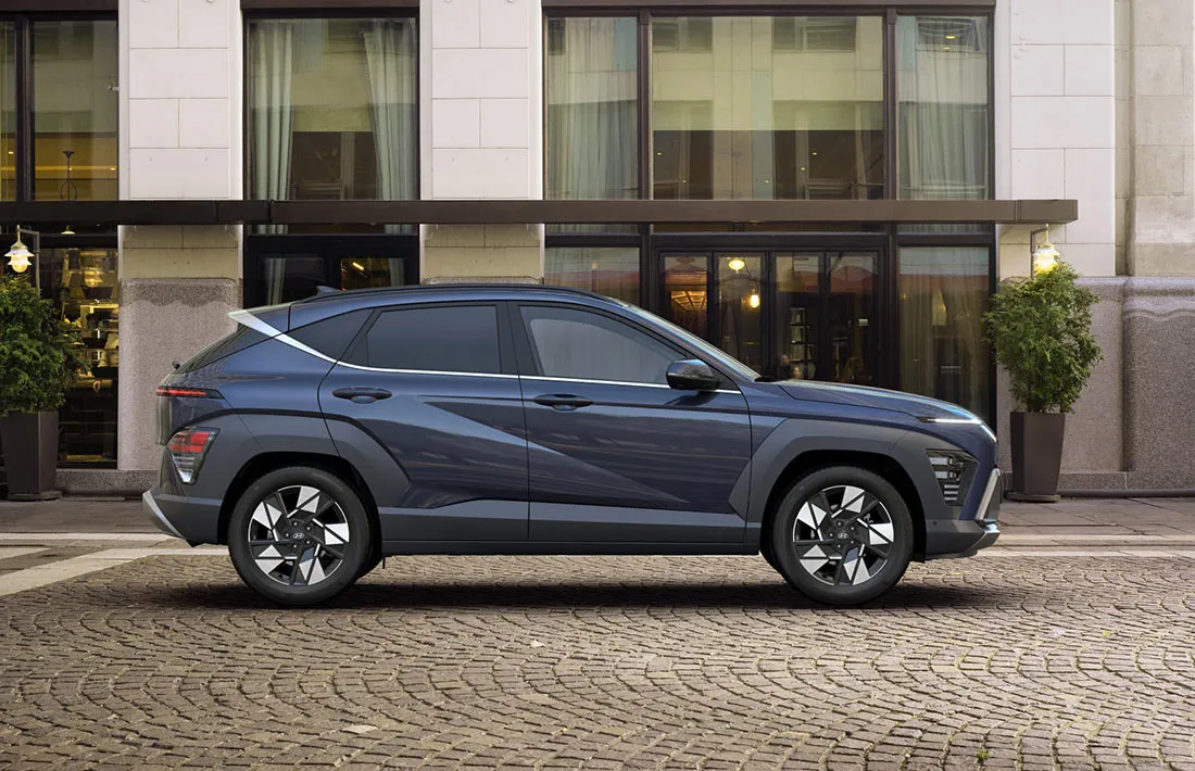 Hyundai Oona in der Seitenansicht vor einem Hotel