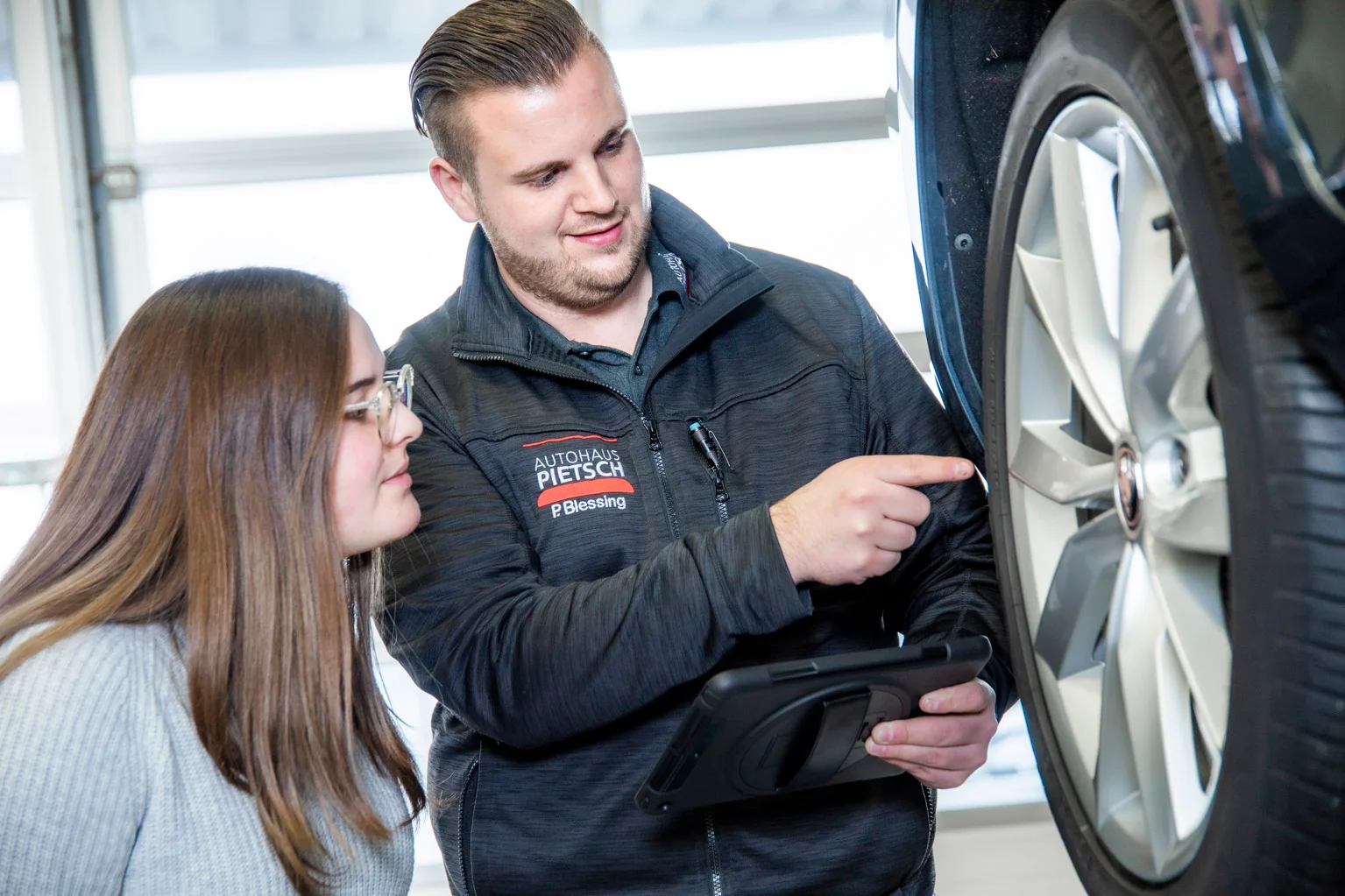 Servicemitarbeiter im Autohaus Pietsch bei der Begutachtung einer Felge