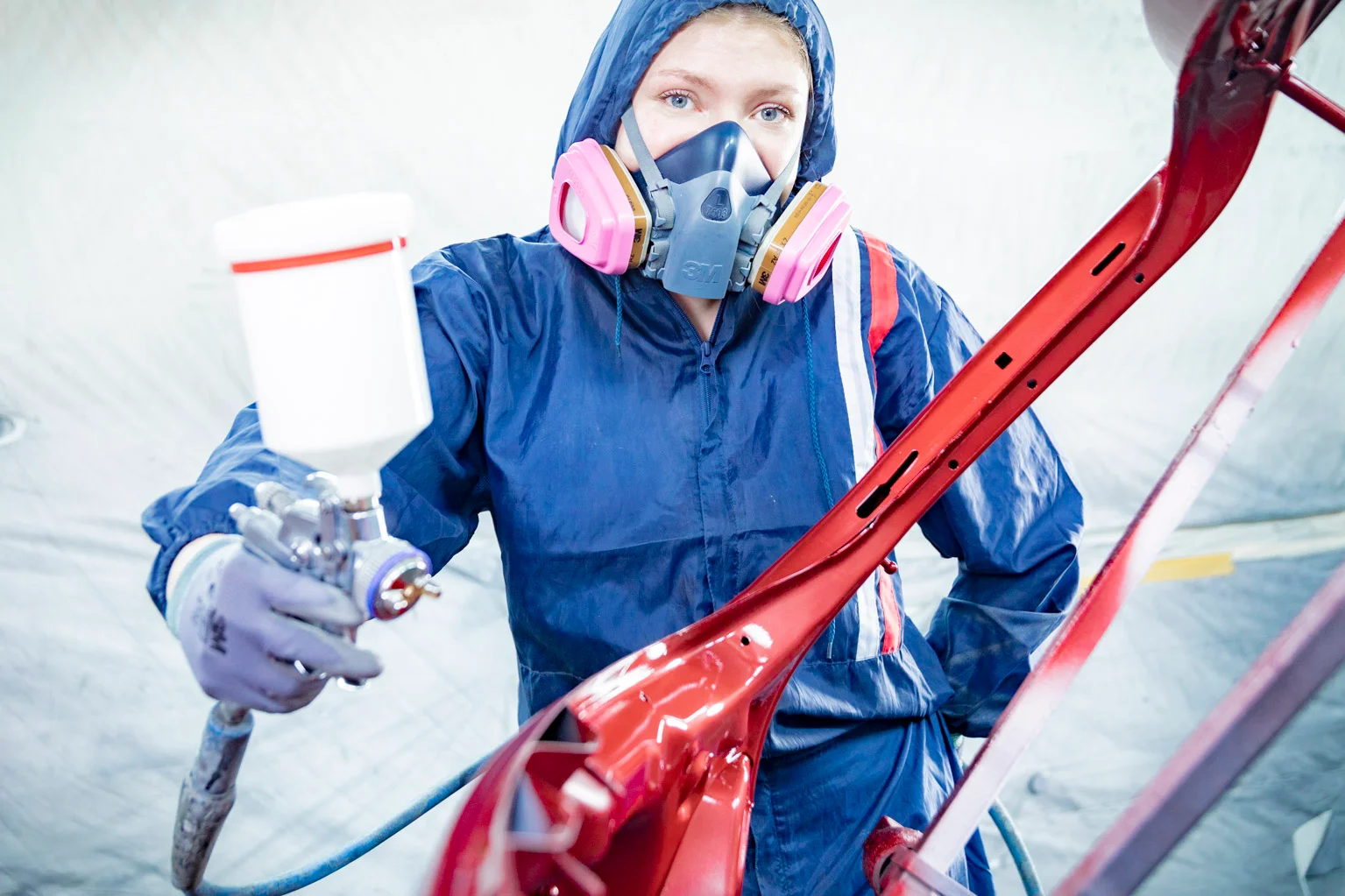 Lackierer, beim lackieren einer roten Heckklappe