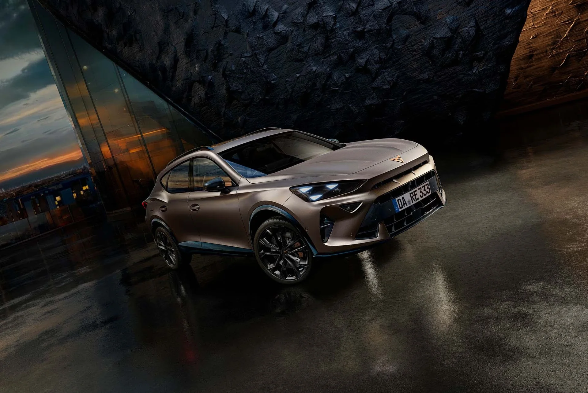 lifestyle-cupra-formentor-side-view-parked-in-an-dark-urban-environment-1920x1286.jpg