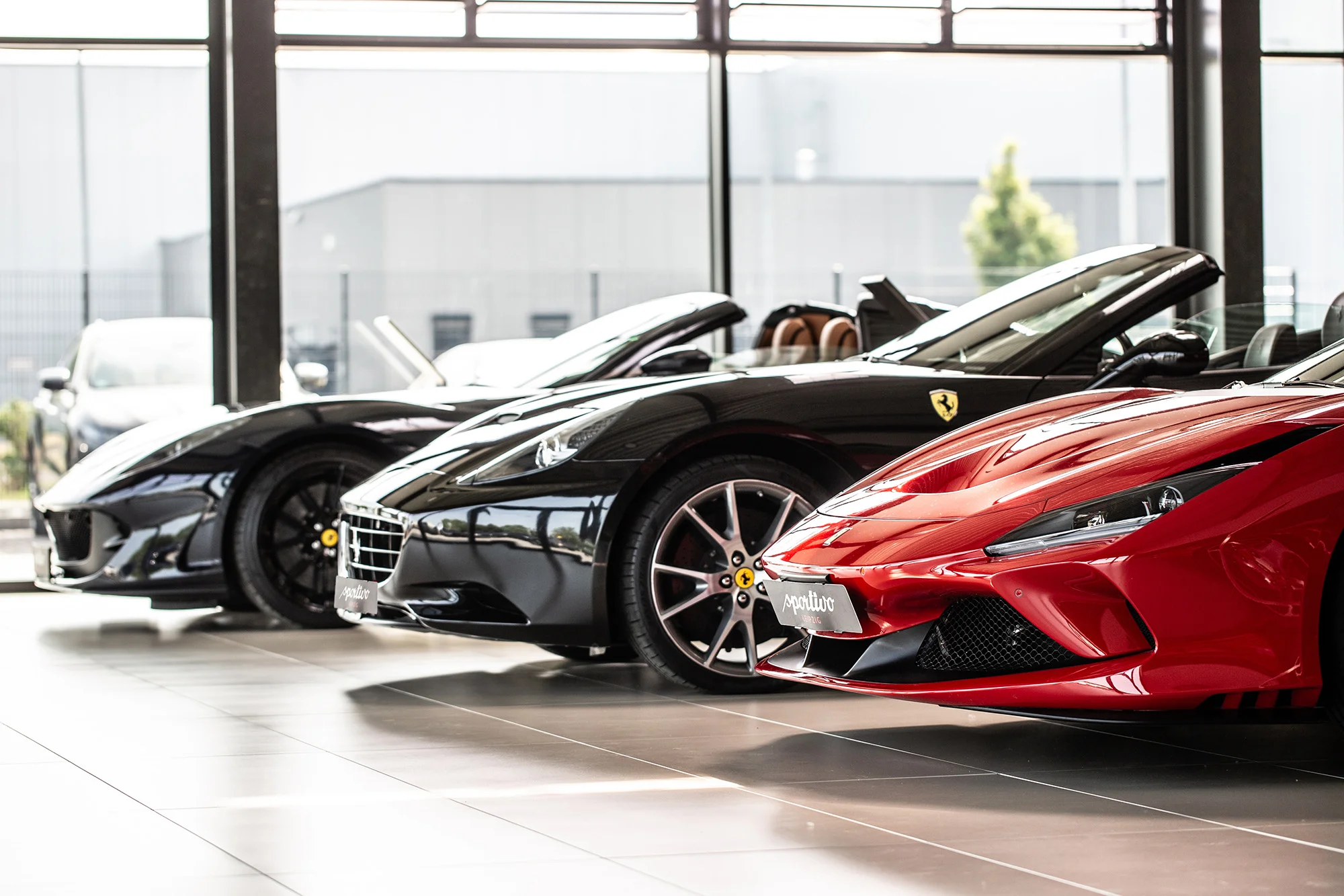 Drei Ferrari im Autohaus Motivo in einer Reihe