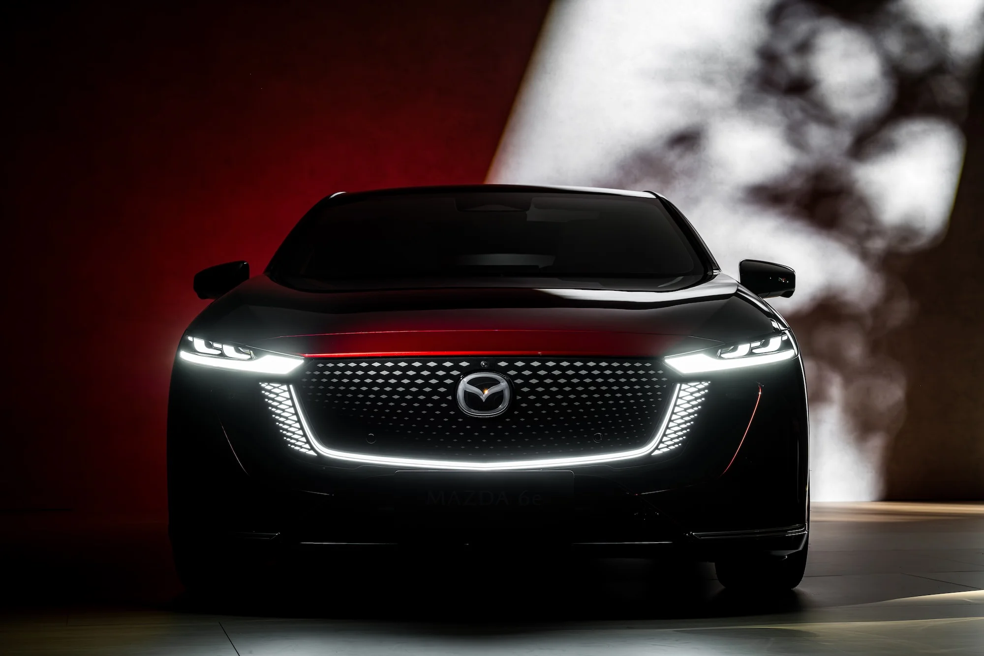 Mazda 6E frontansicht mit beleuchteten Frame und Scheinwerfern