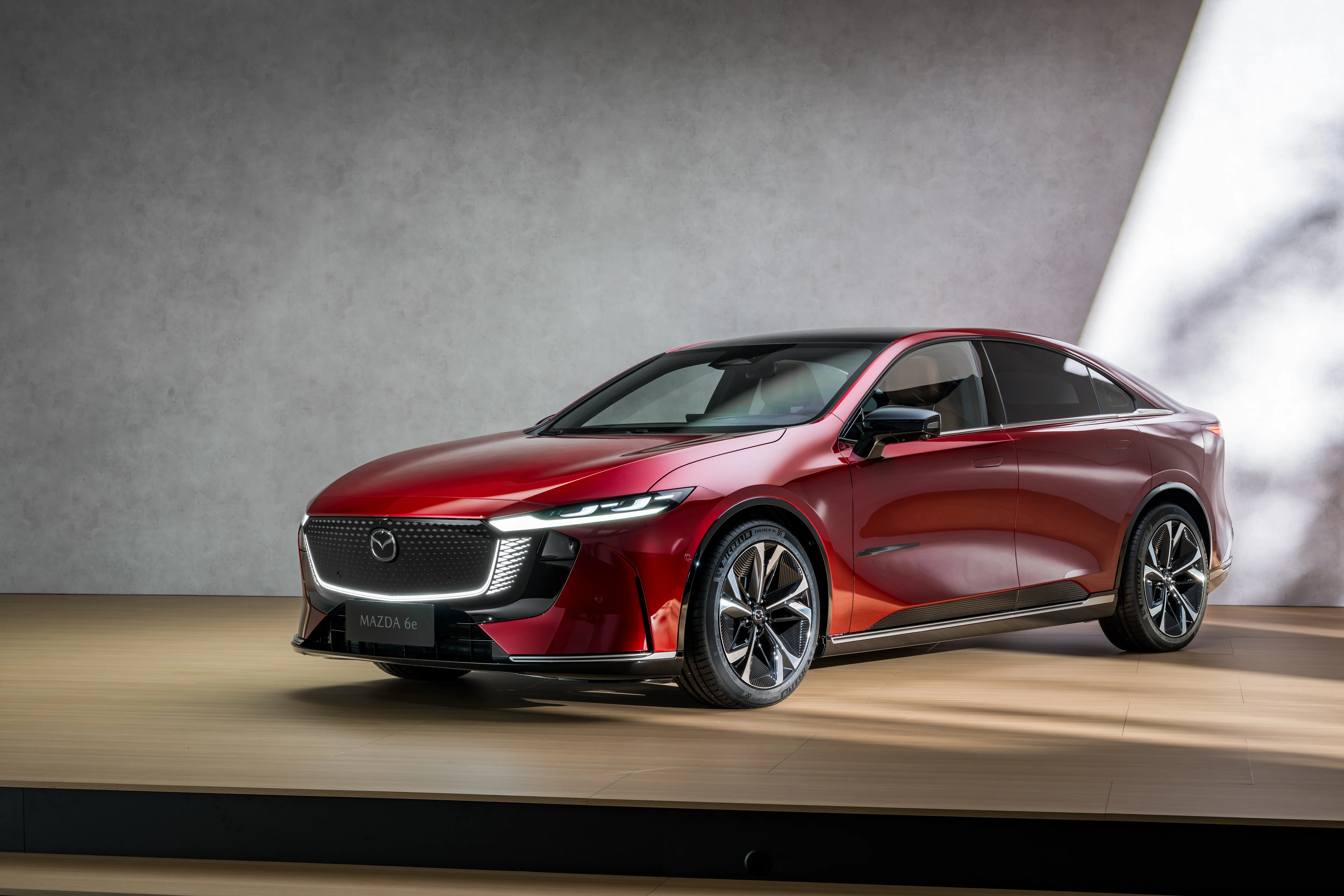 mazda-6e-seitlich fotografiert von vorne, links schräg