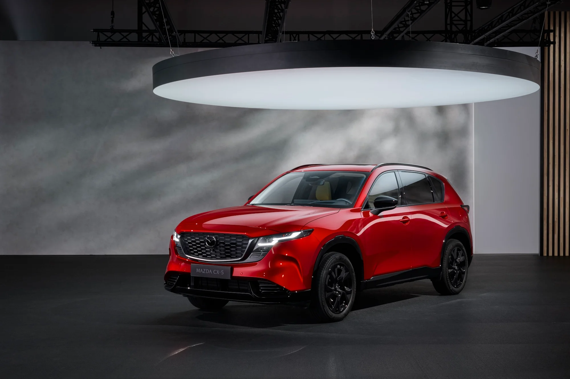 mazda_cx-5 in rot von oben beleuchtet