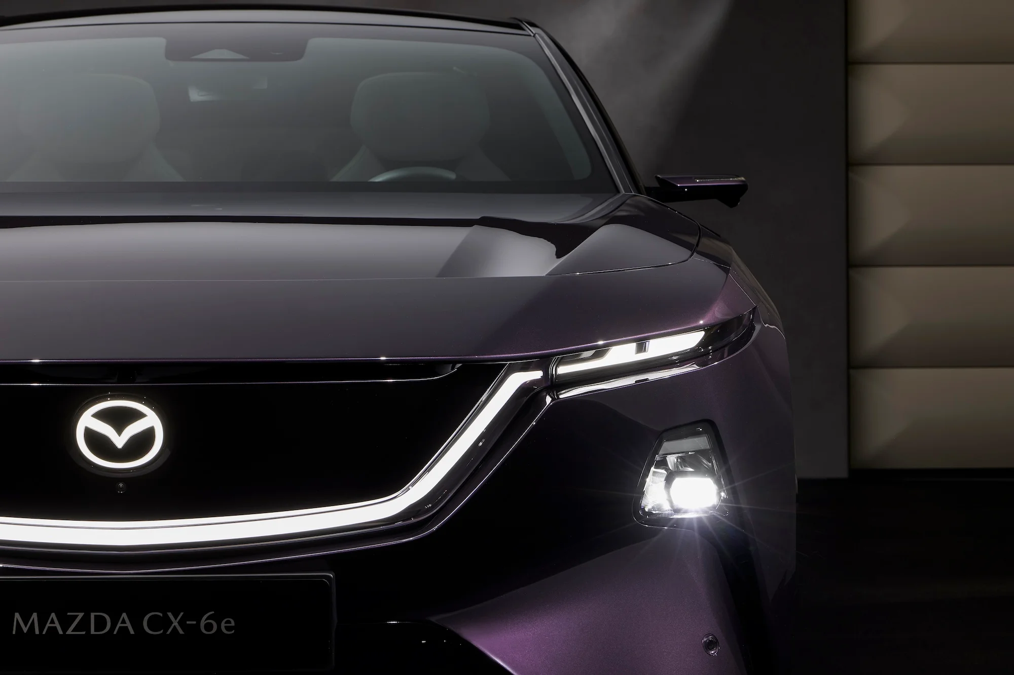 Mazda CX-6e Detailansicht Scheinwerfer vorne links