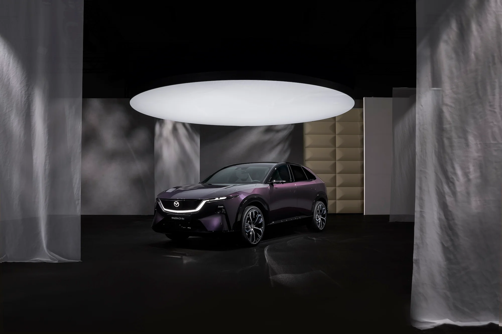 Mazda CX-6e von vorn links