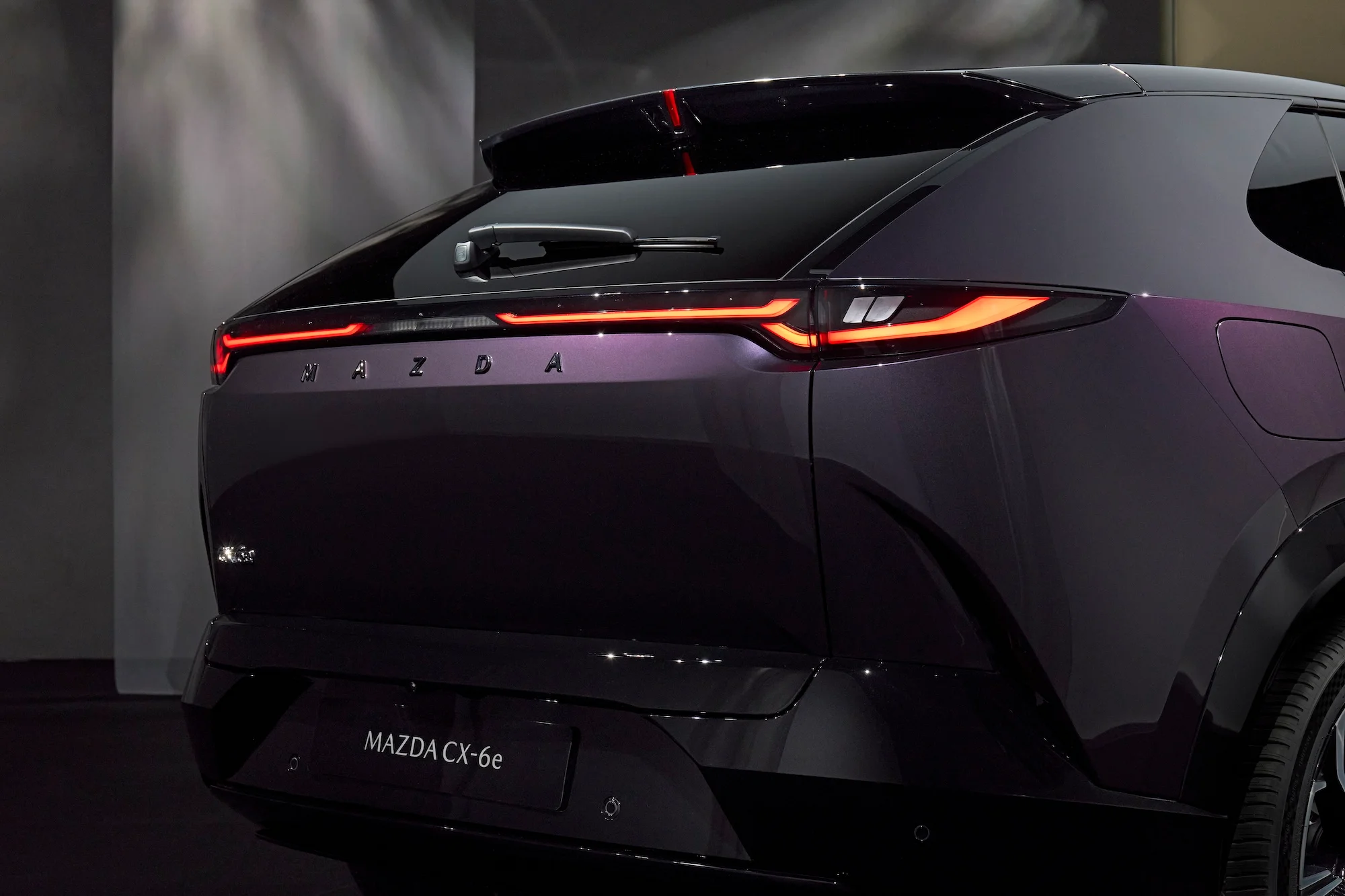 Mazda CX-6e heckansicht von schräg rechts fotografiert