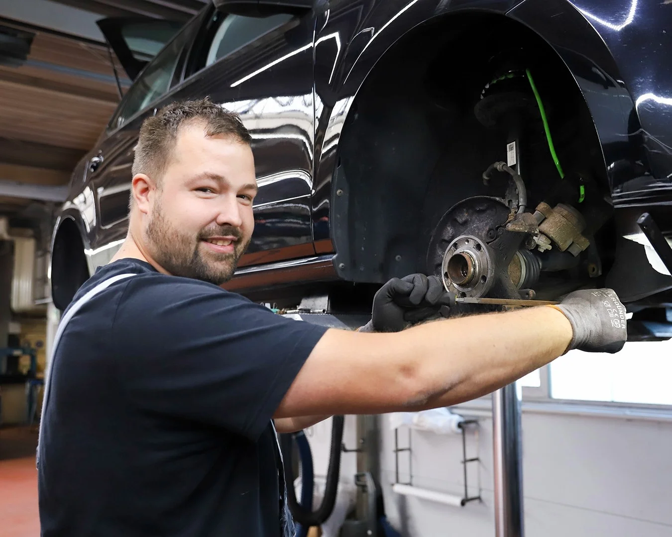 Mechaniker am Fahrzeug.jpeg