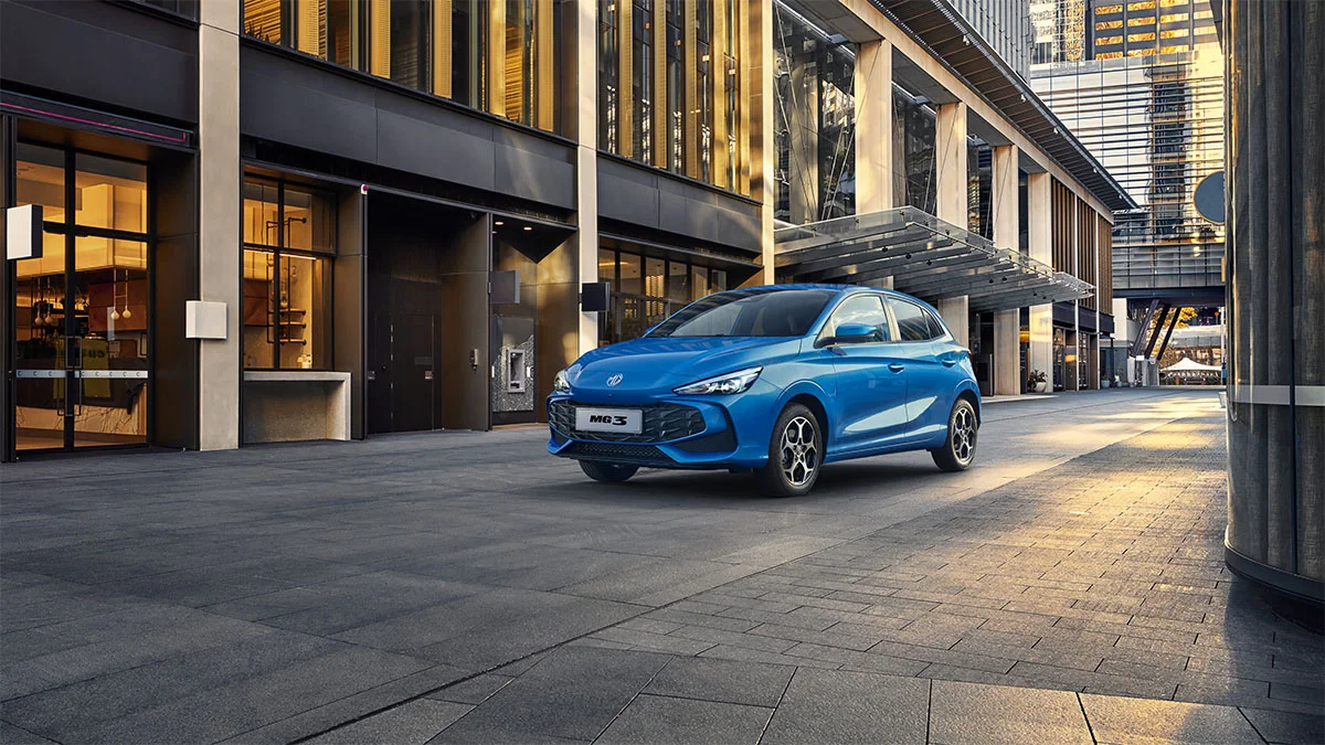 MG3-Hybrid+-in-blau-in der Stadt.jpg