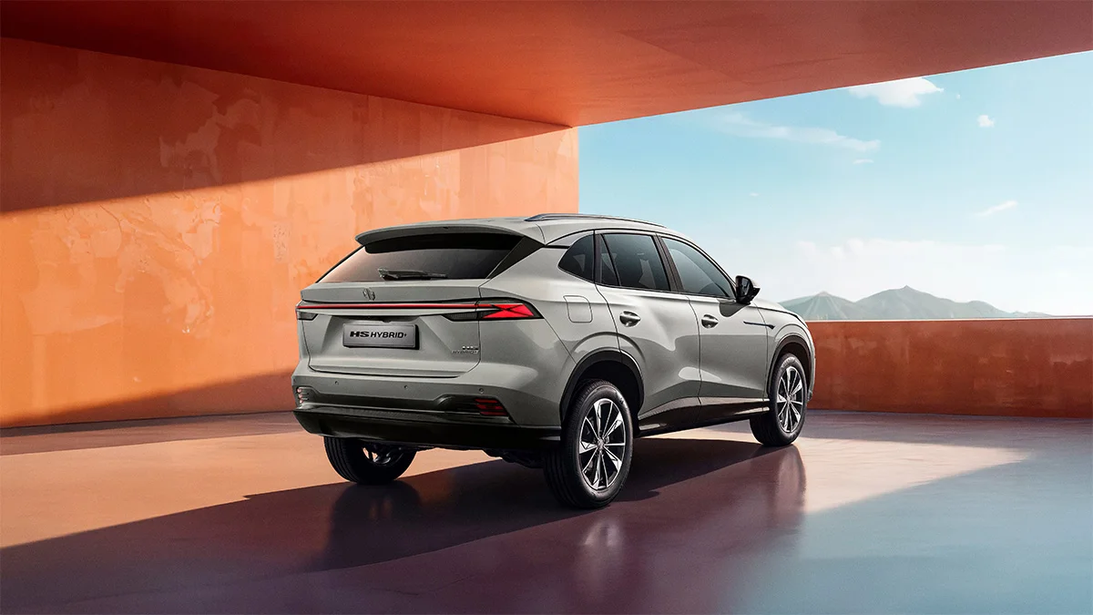 MG HS HEV in silber hinten rechts.jpg