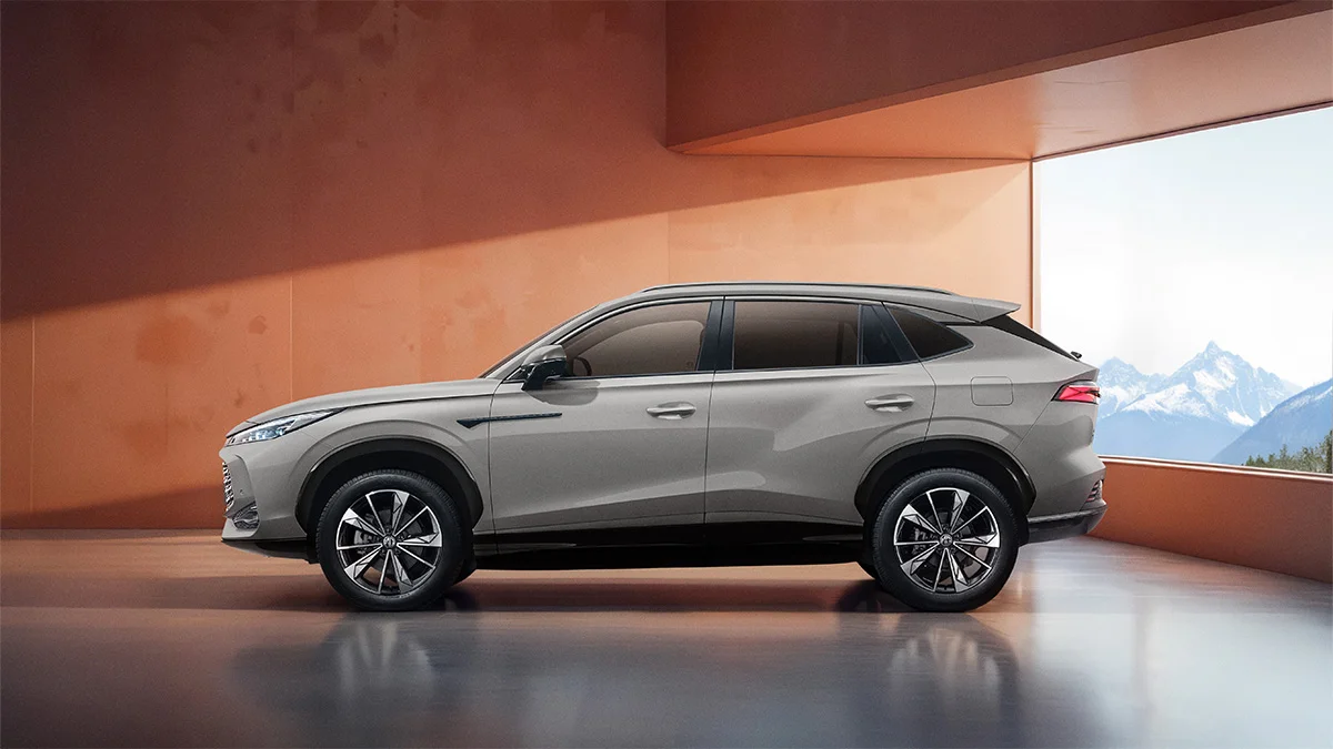 MG HS HEV in silber Seitenansicht.jpg