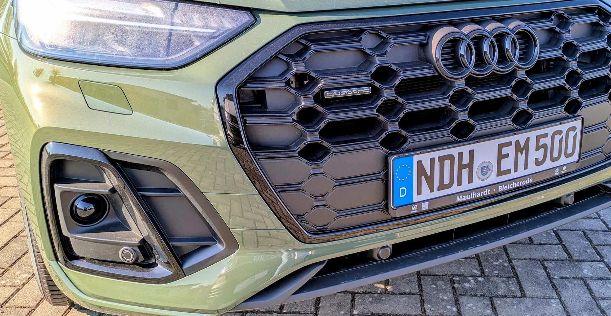 Detailansicht des Frontgrill eines Audi