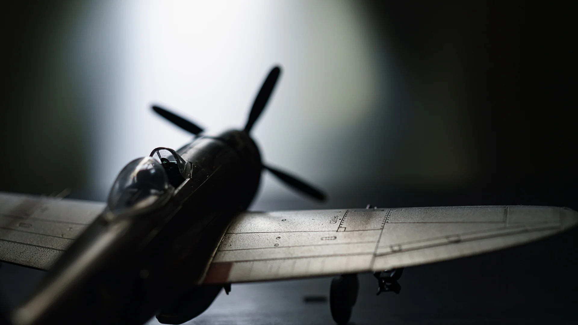 Modellflugzeug mit dramatischer Beleuchtung