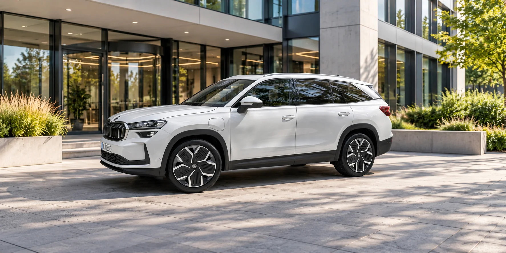Moderner SUV vor gläsernem Bürogebäude.png Dieses Bild wurde mit KI generiert oder bearbeitet
