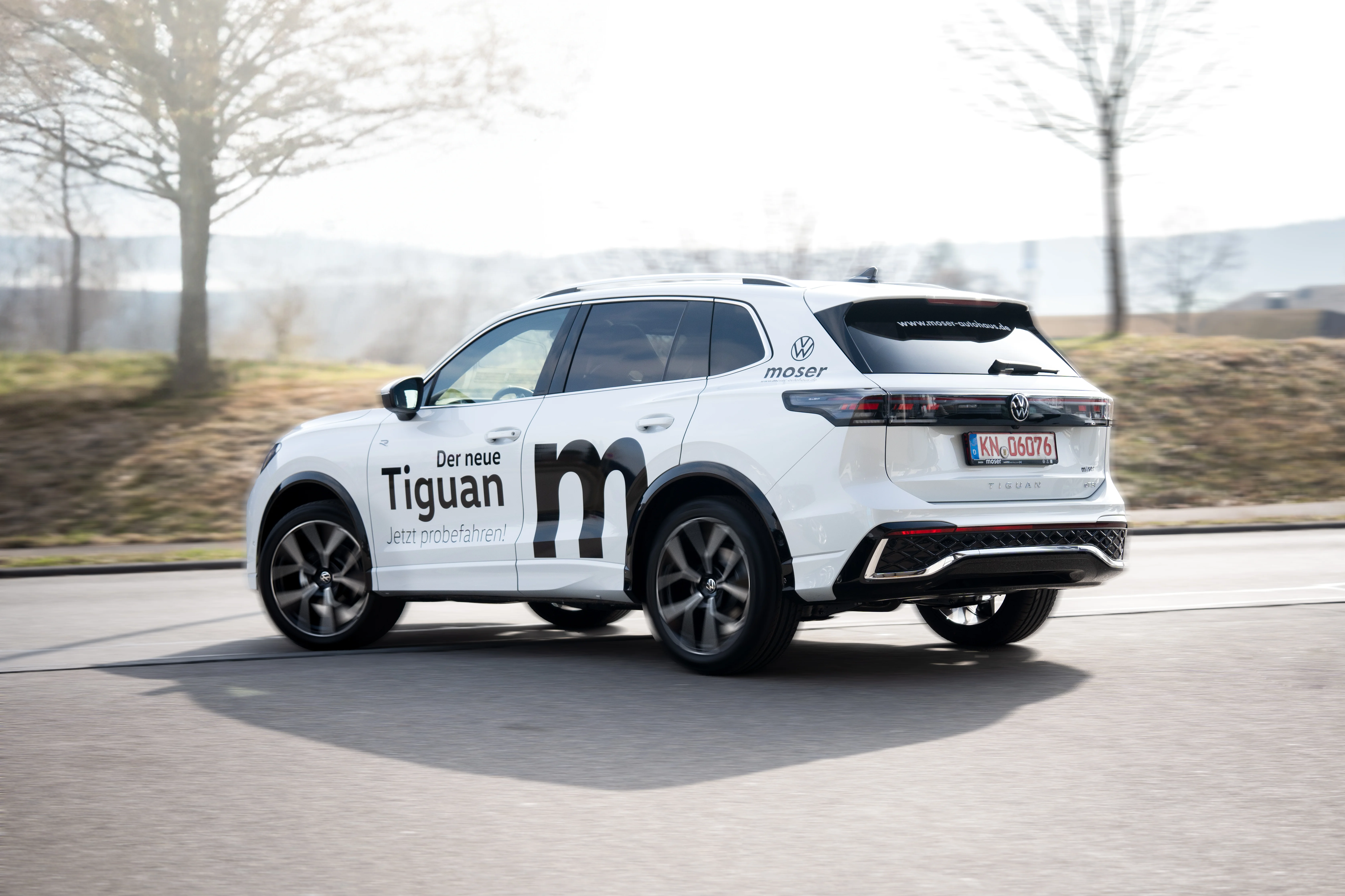 Ein VW Tiguan des Autohaus Moser von hinten links fotografiert in der Farbe weiß