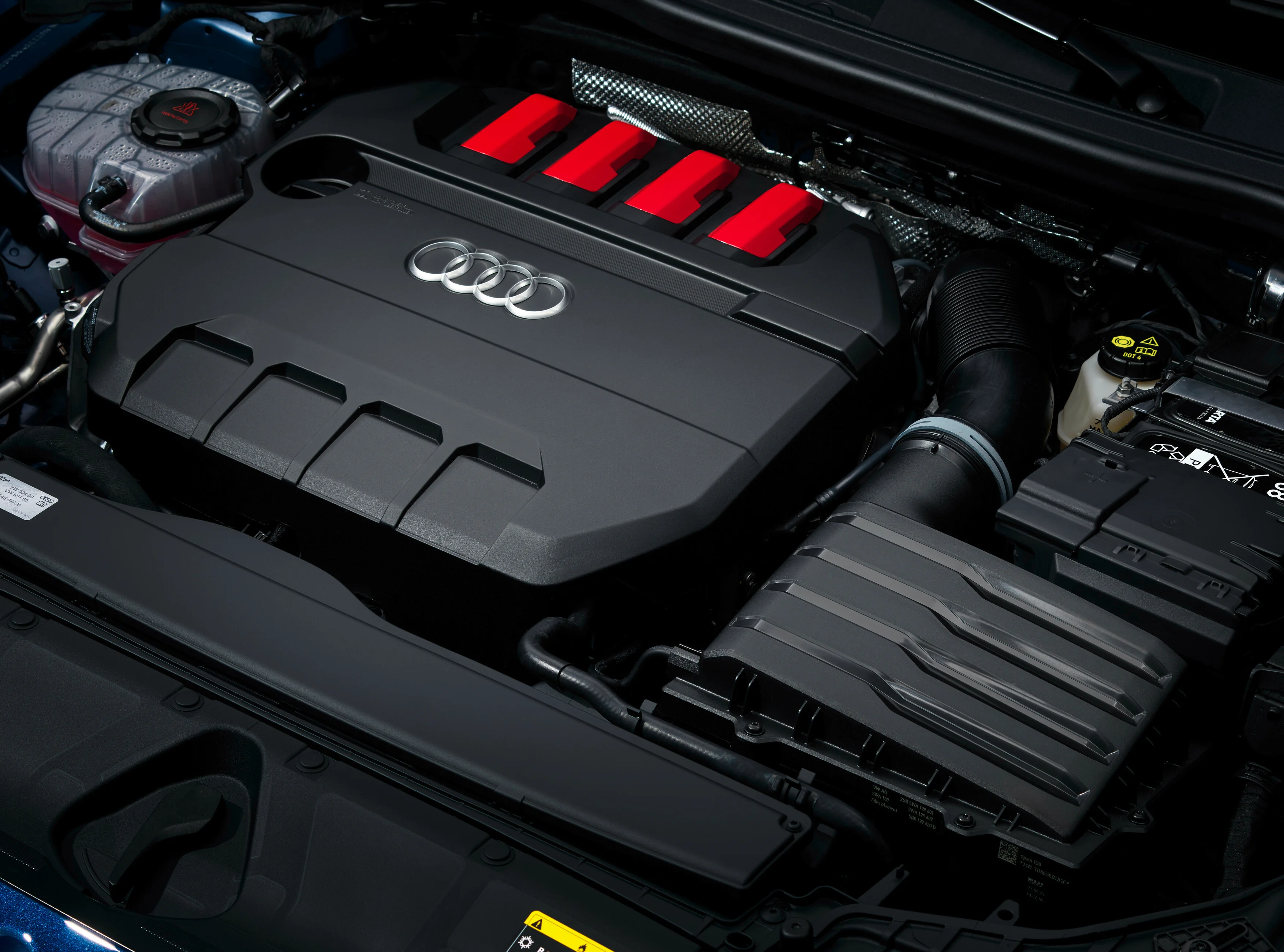 Blick auf den Motorraum einer Audi S3 Limousine aus dem Jahr 2024