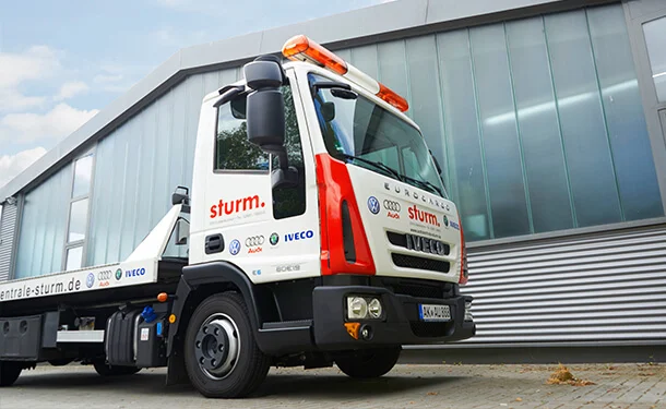 Abschleppfahrzeug, der Marke Iveco vor der Autozentrale Sturm