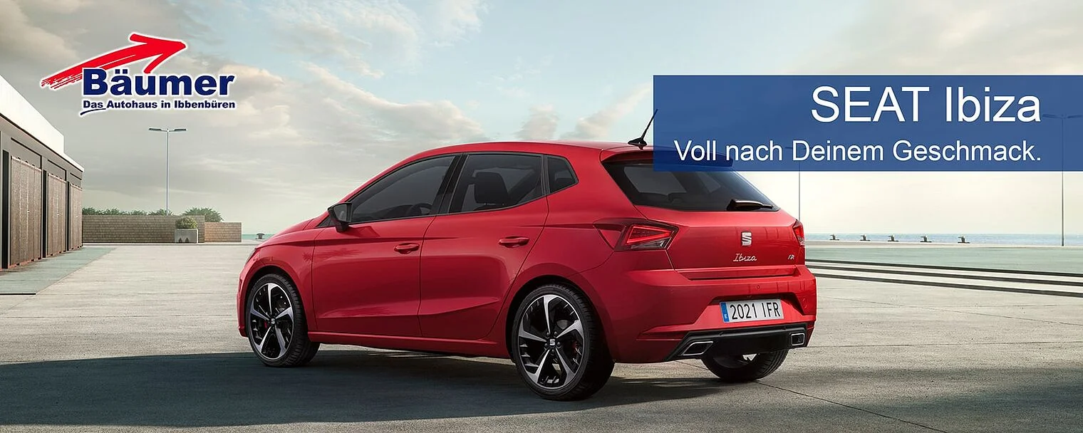 SEAT Ibiza in Rot von hinten links fotografiert. Fahrzeug steht auf einer Promenade am Meer.