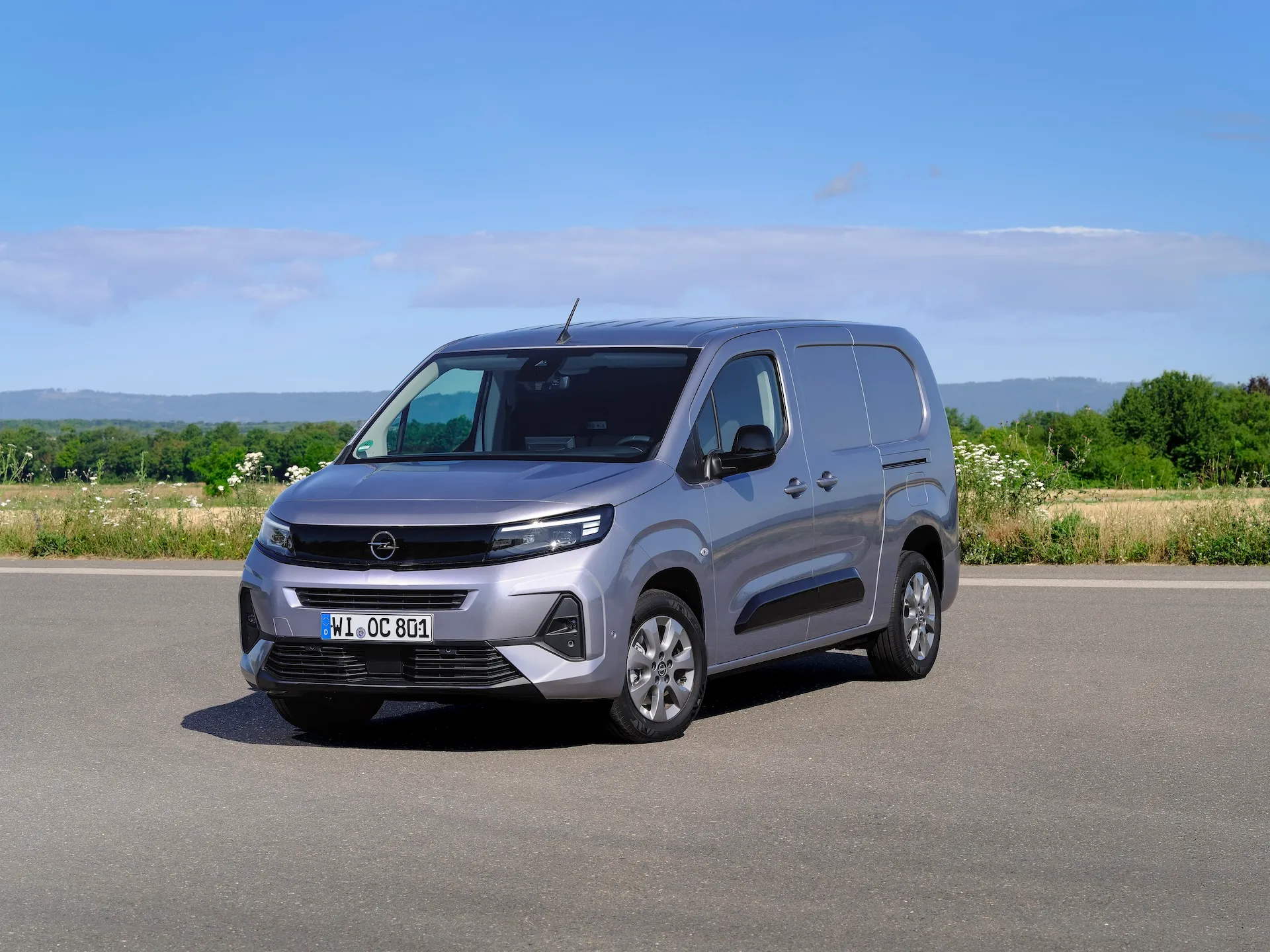 Opel Combo, Cargo in grau metallic vor blühende Landschaft von vorn links fotografiert