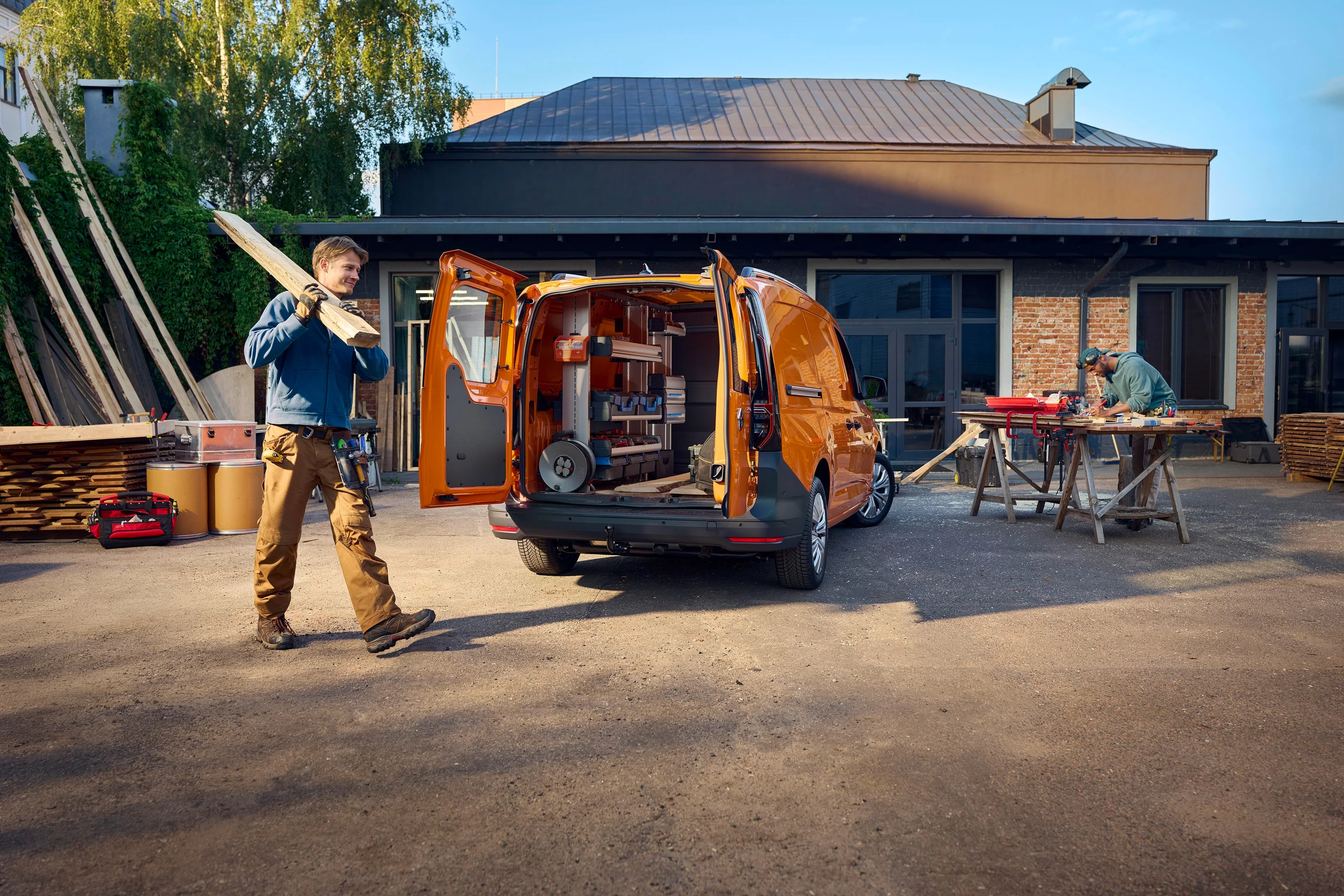 Orangener Caddy Cargo auf einer Baustelle.jpeg