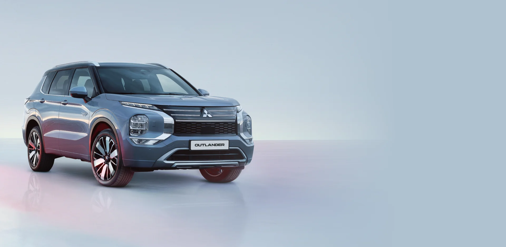 Mitsubishi Outlander von vorne, rechts fotografiert, in Farbe grau metallic