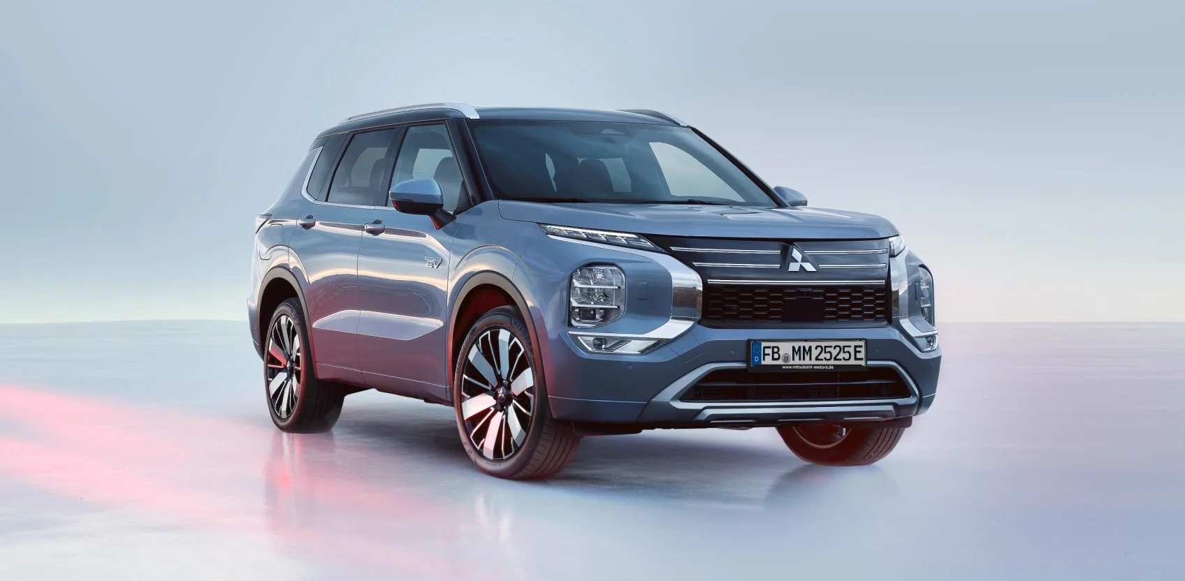 Mitsubishi Outlander in grau von vorne fotografiert