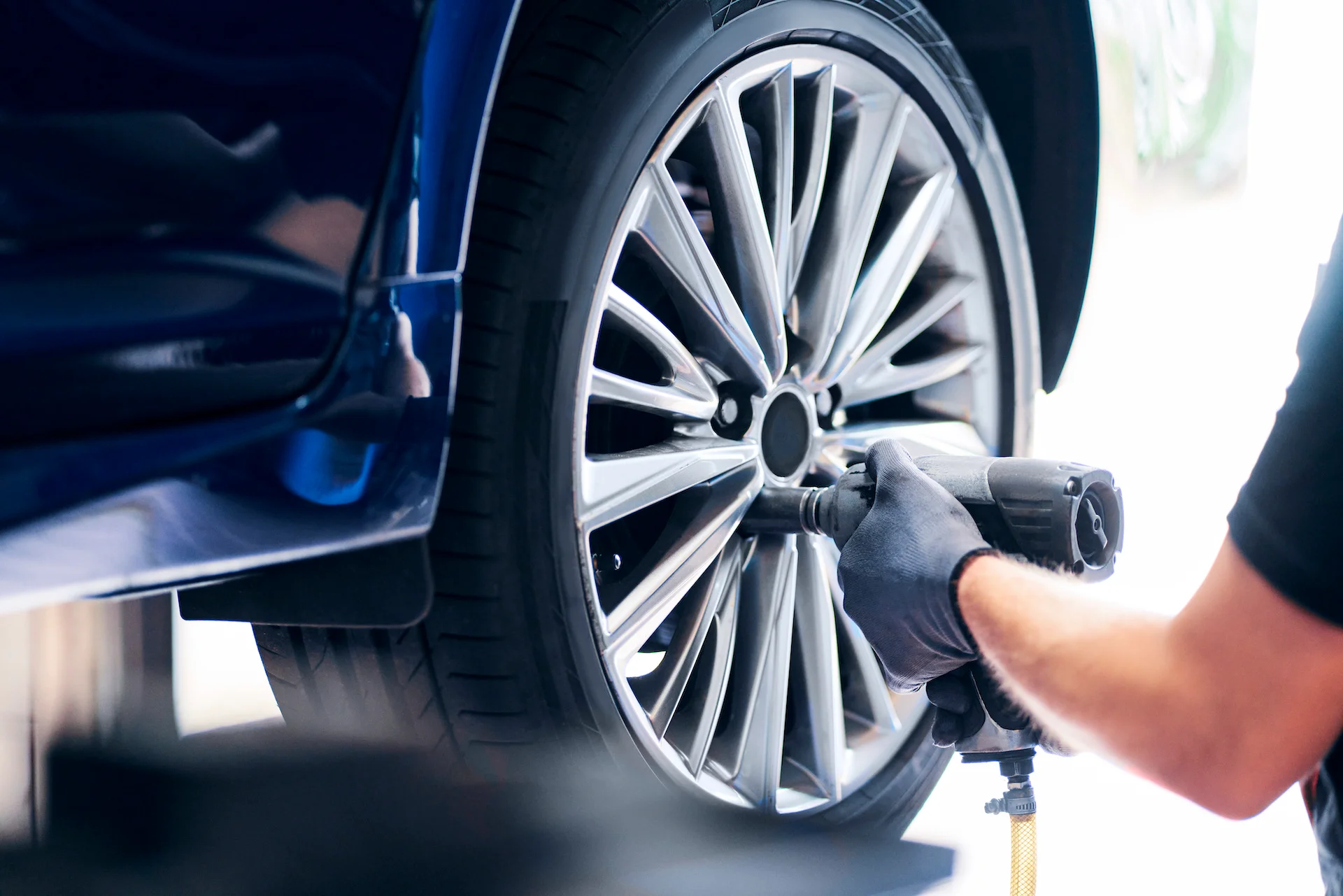 Mechaniker beim demontieren eines leicht mit Kontraktes an einem Fahrzeug mit blauen Farbe