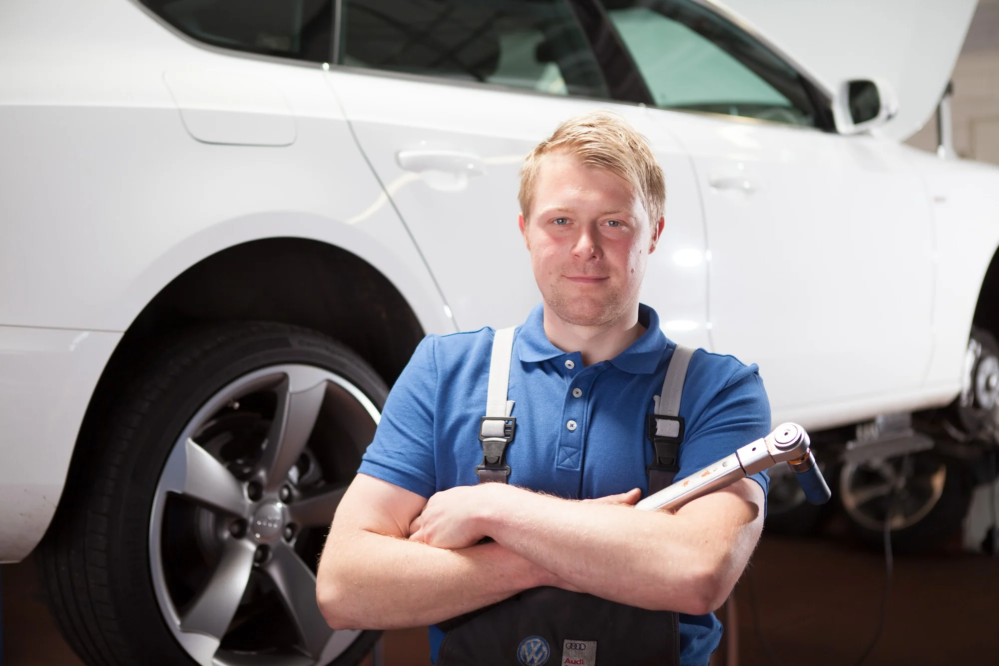Mitarbeiter des Autohaus Maulhardt, beim Räder wechseln