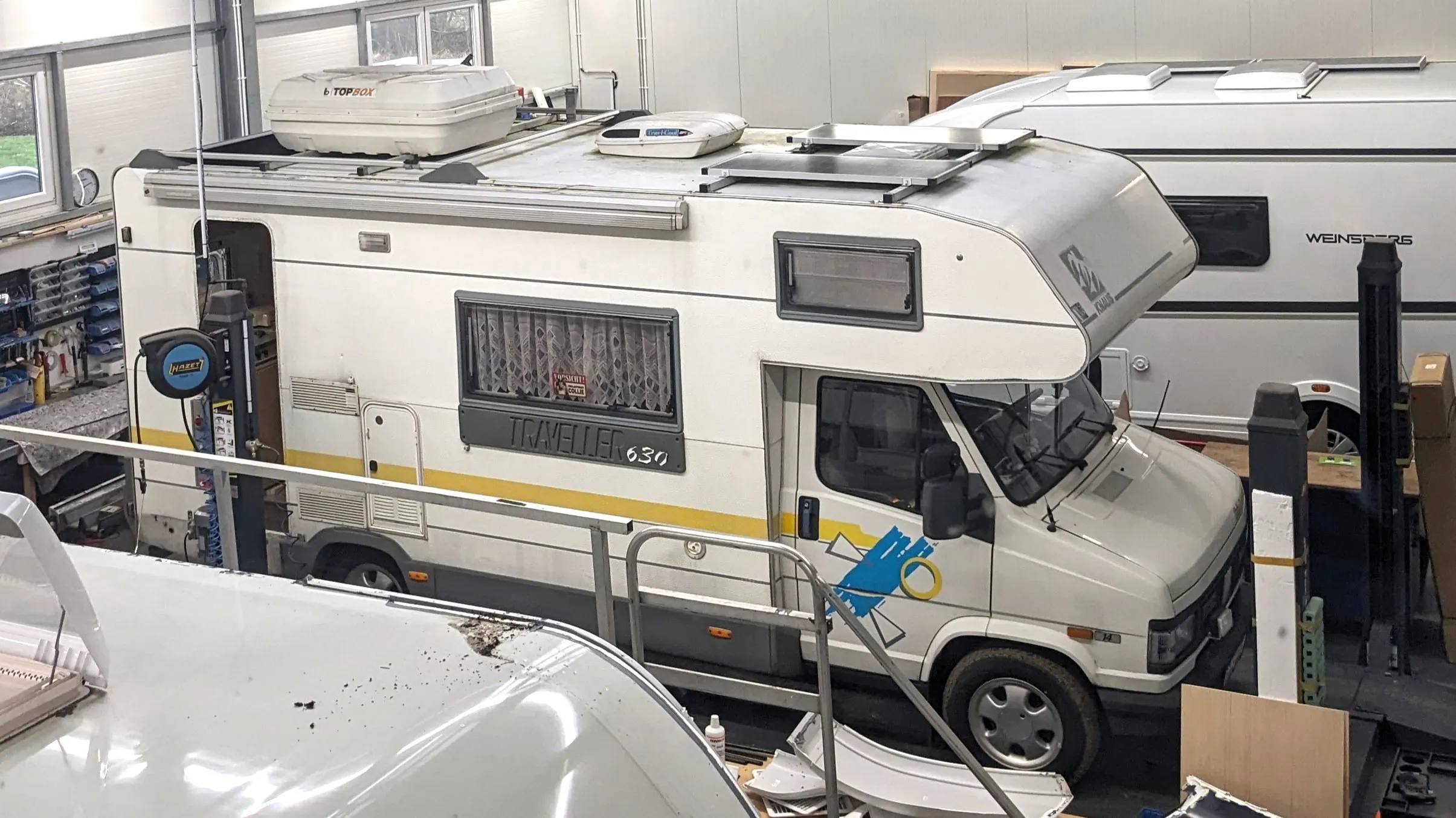 Wohnmobil in einer Werkstatt