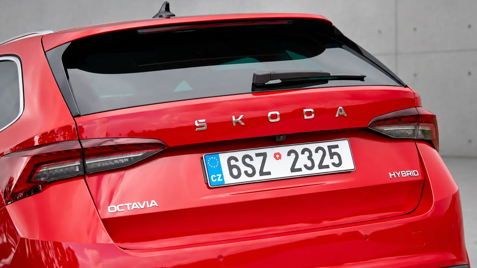 Rote Škoda Octavia Hybrid von hinten.png Dieses Bild wurde mit KI generiert oder bearbeitet
