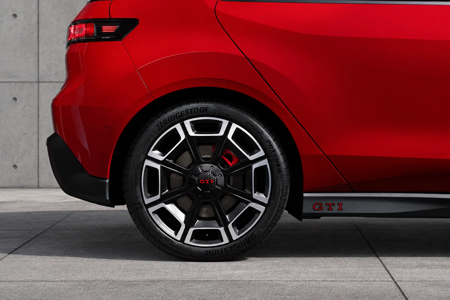 Roter GTI mit markantem Bridgestone-Rad.png Dieses Bild wurde mit KI generiert oder bearbeitet