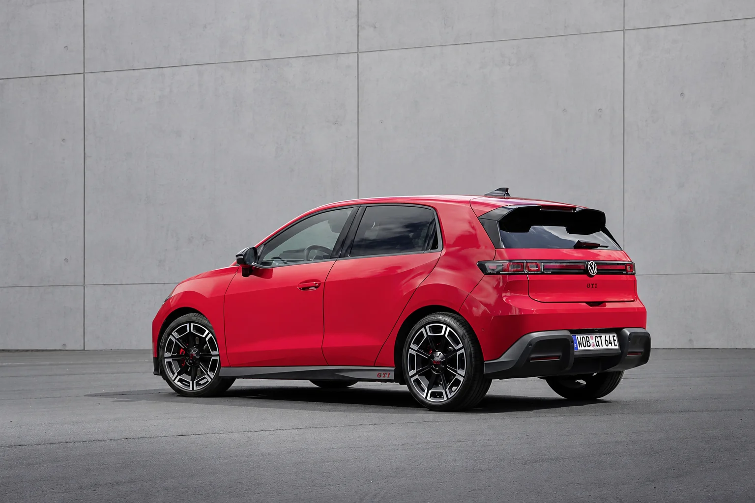 Roter GTI vor minimalistischer Betonwand.png Dieses Bild wurde mit KI generiert oder bearbeitet