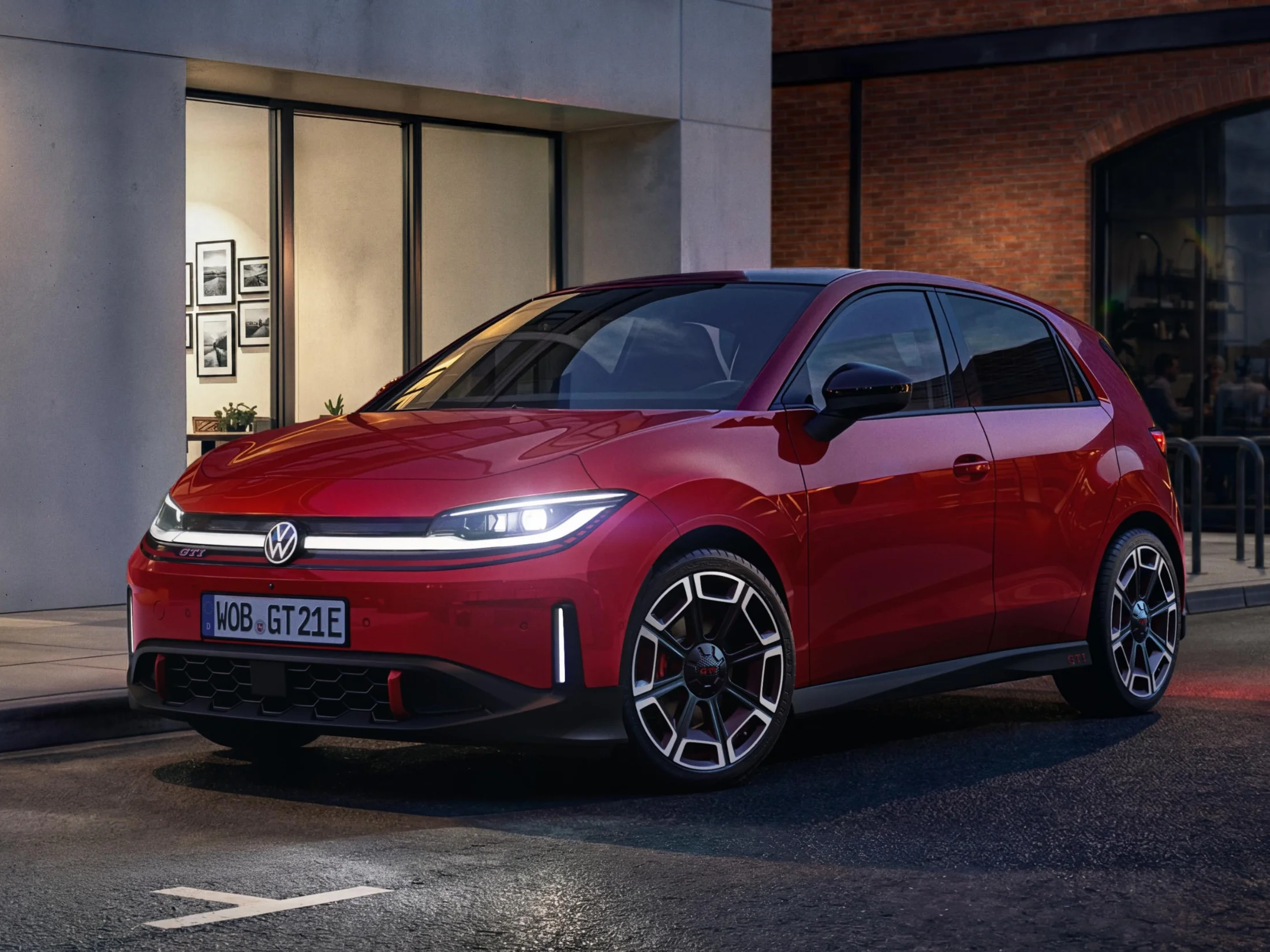 Roter ID. Polo GTI in seitlicher Frontansicht abends.png