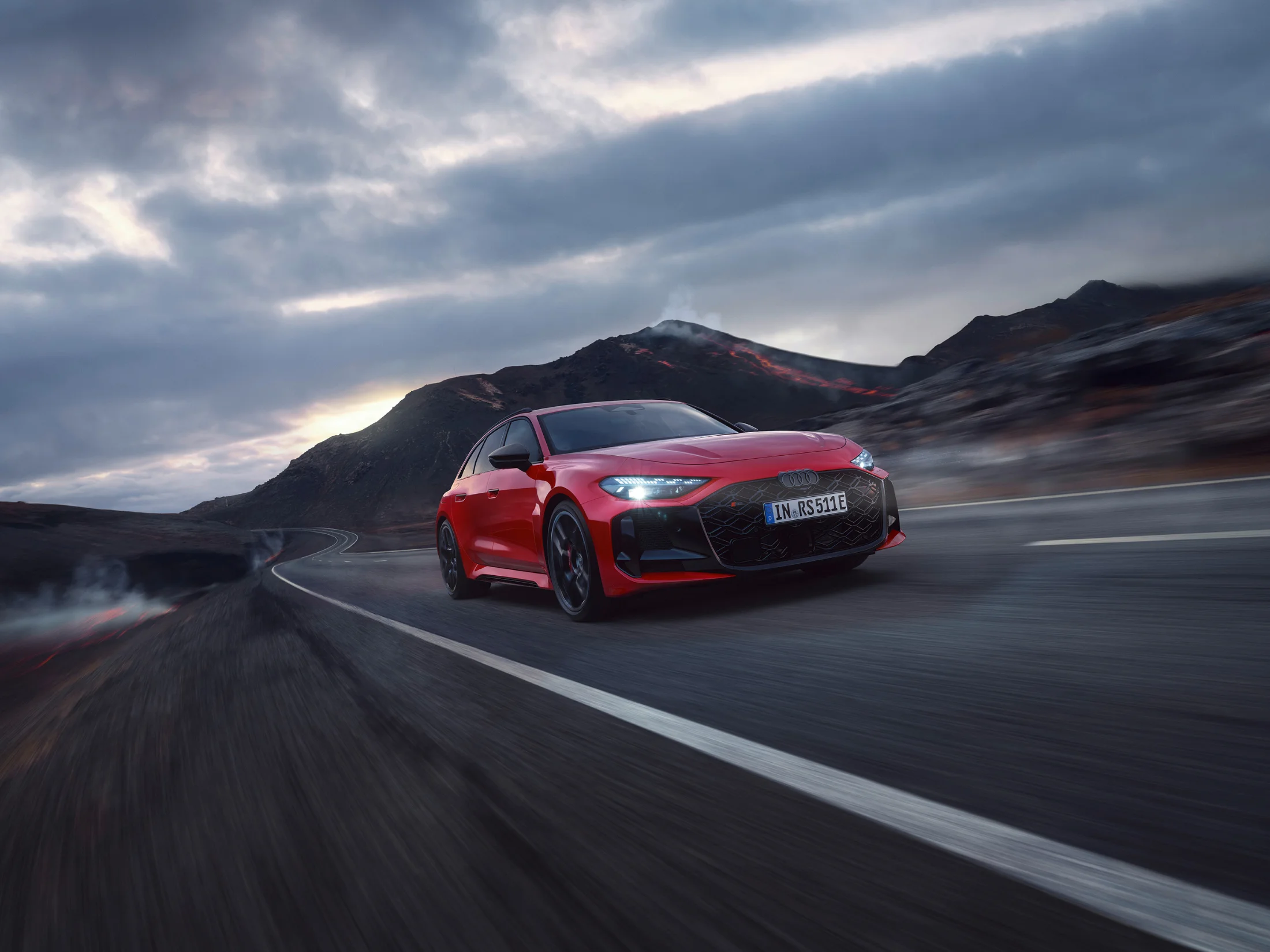 Roter RS 5 fährt durch eine Vulkanlandschaft