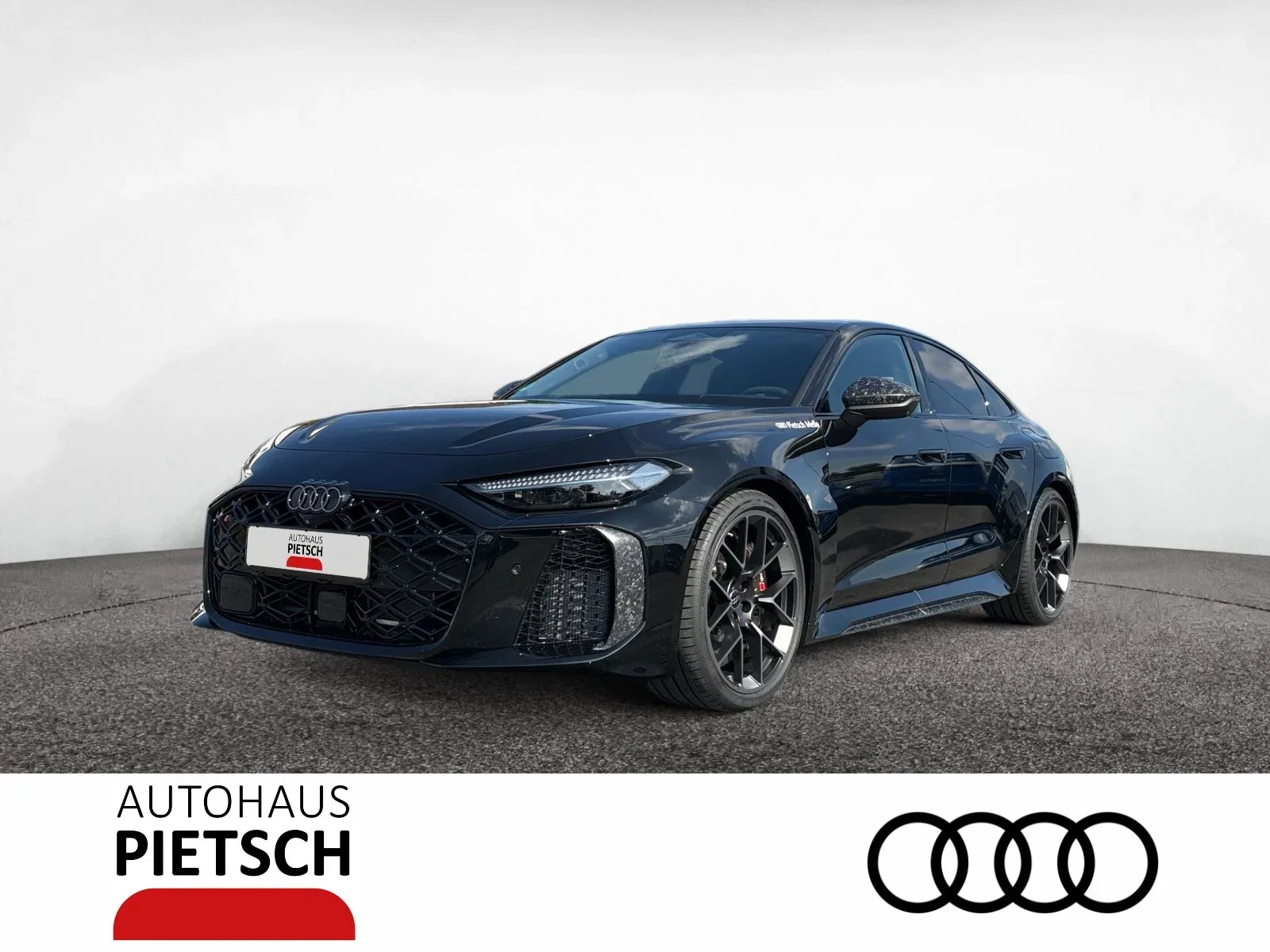Schwarze RS 5 Limousine in seitlicher Frontansicht.webp