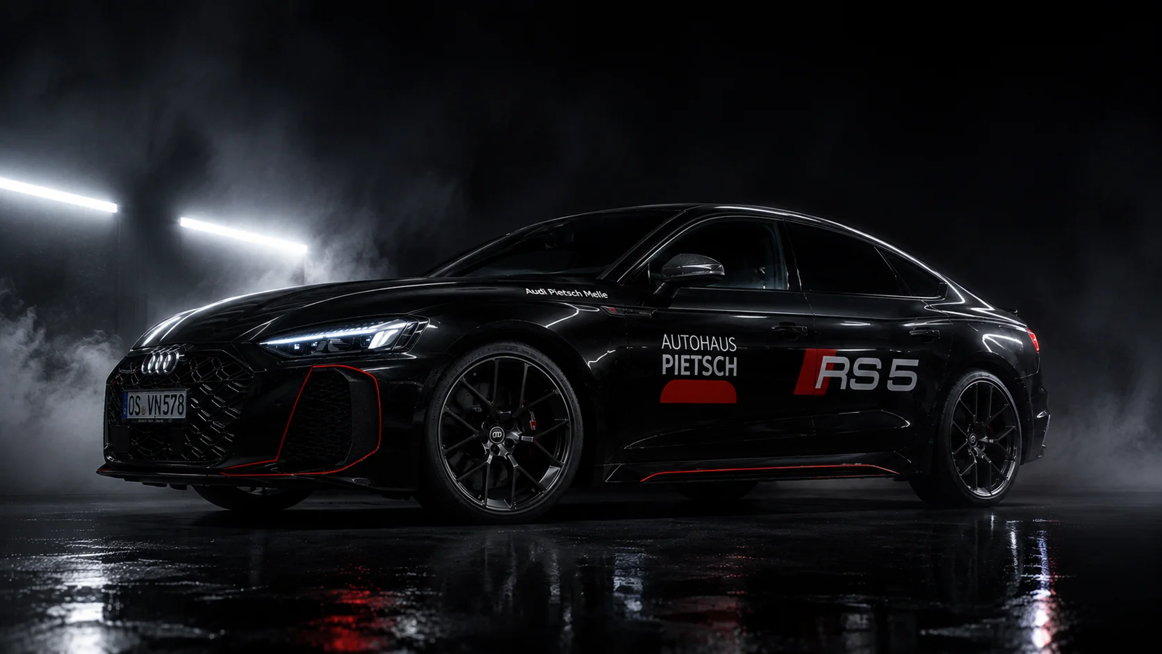 Schwarzer Audi RS 5 mit Autohaus-Pietsch-Folierung in dunkler, atmosphärischer Studioinszenierung.