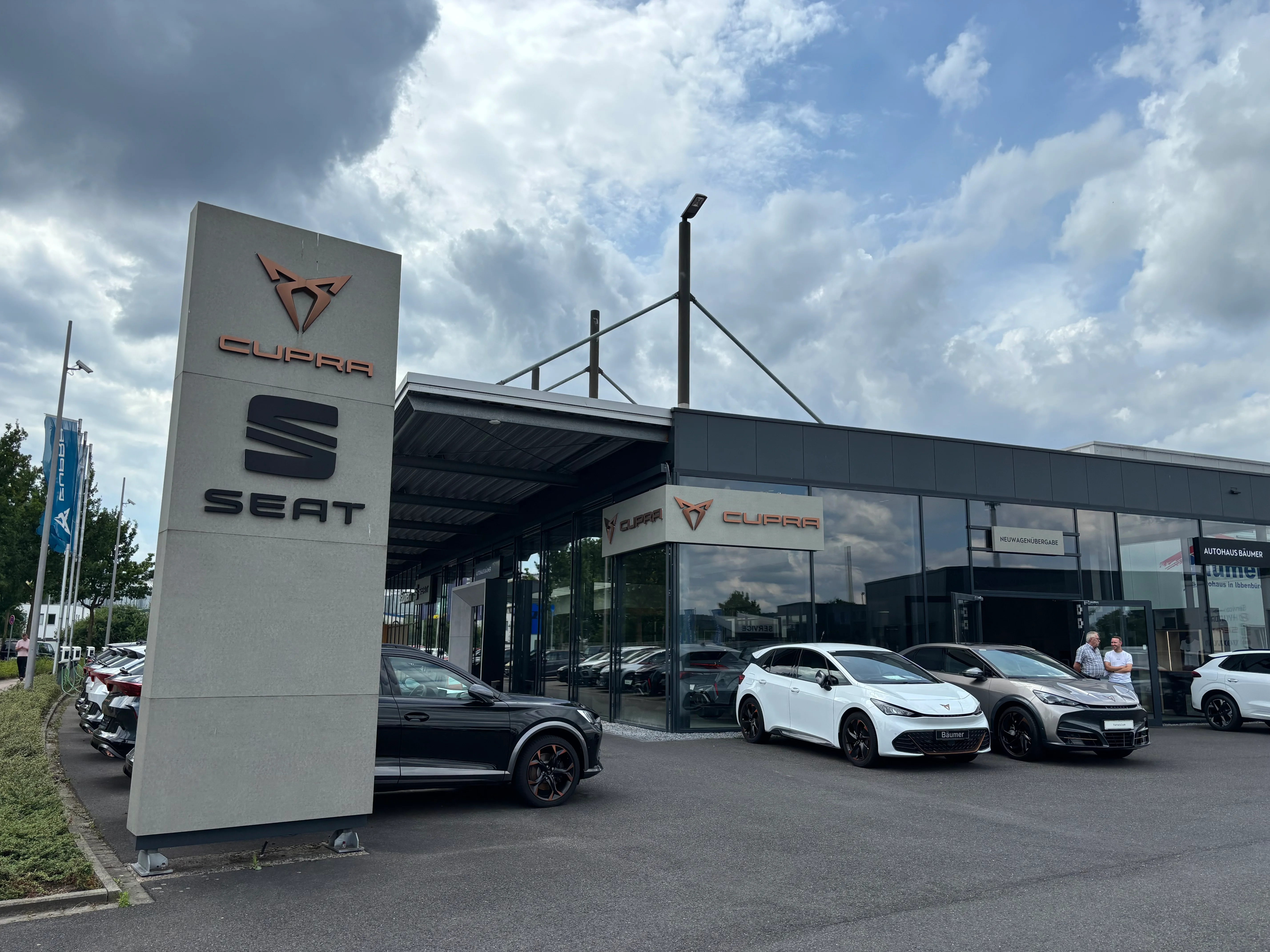 Ausstellung, Anhalter für SEAT und Cupra Fahrzeuge, Außenansicht des Autohaus Bäumer