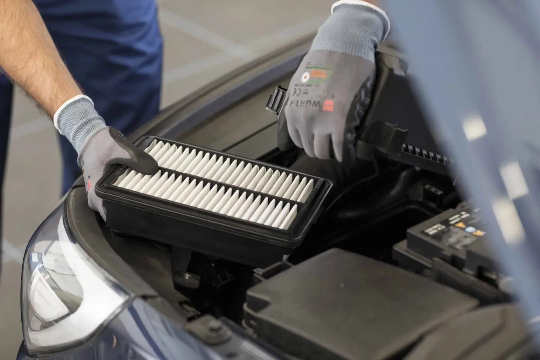 Service_Klimaanlage_Mechaniker_Filtertausch_2-scaled