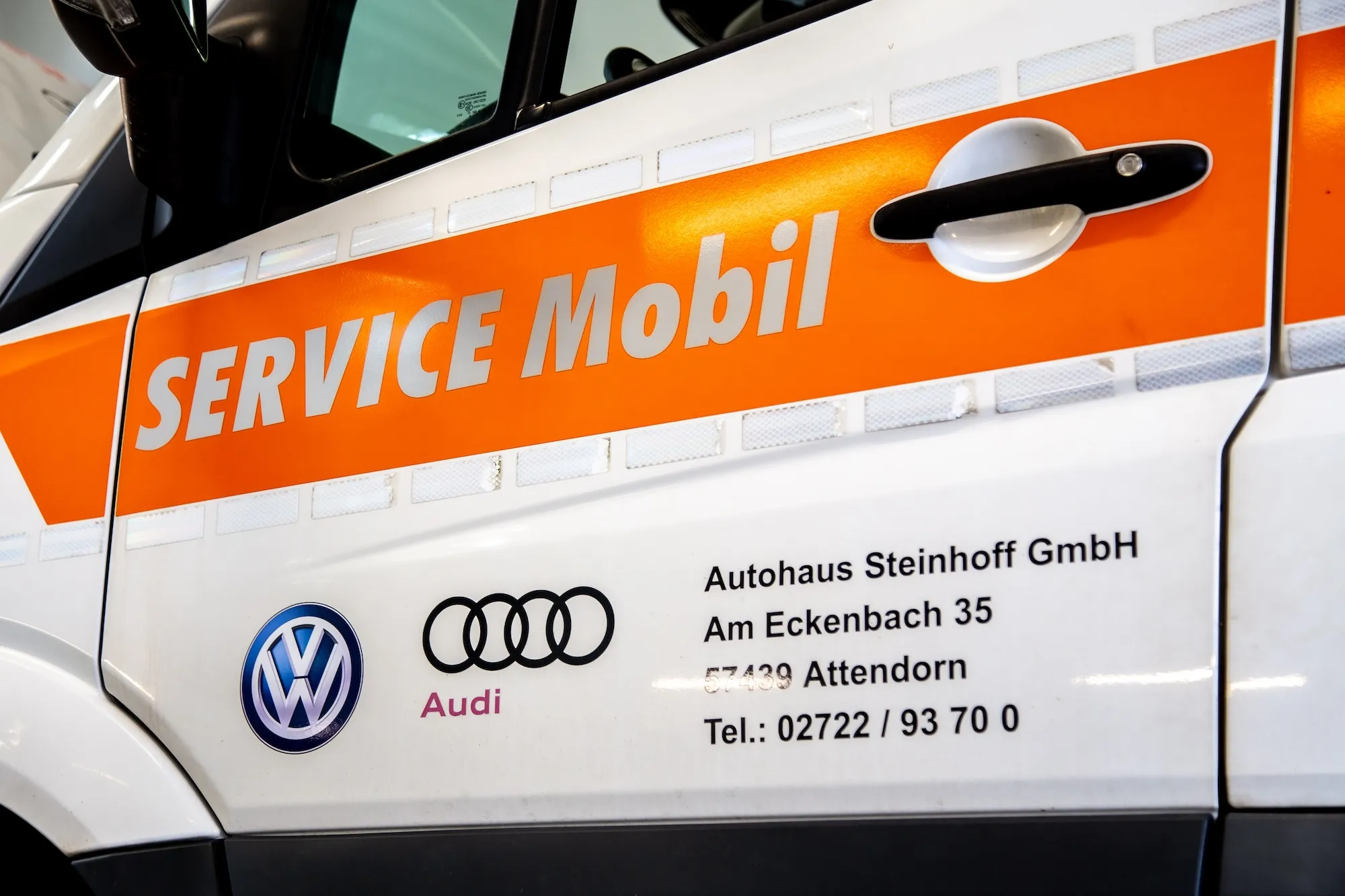 Tür des Servicemobil mit orangener Beklebung