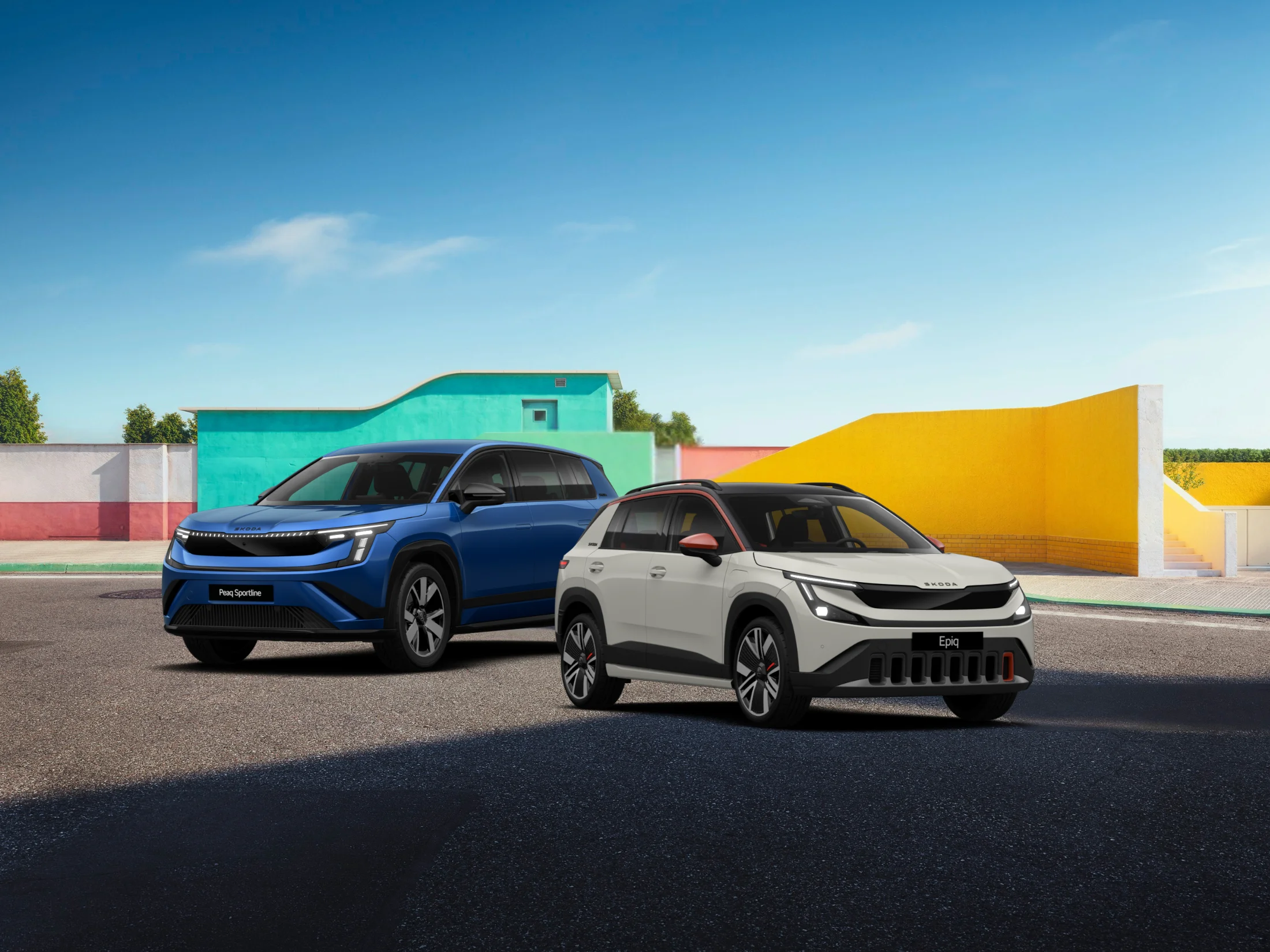 Der neue Skoda Epiq und Peaq auf einem Parkplatz bei blauen Himmel, umgeben von knallig gestrichenen Wänden