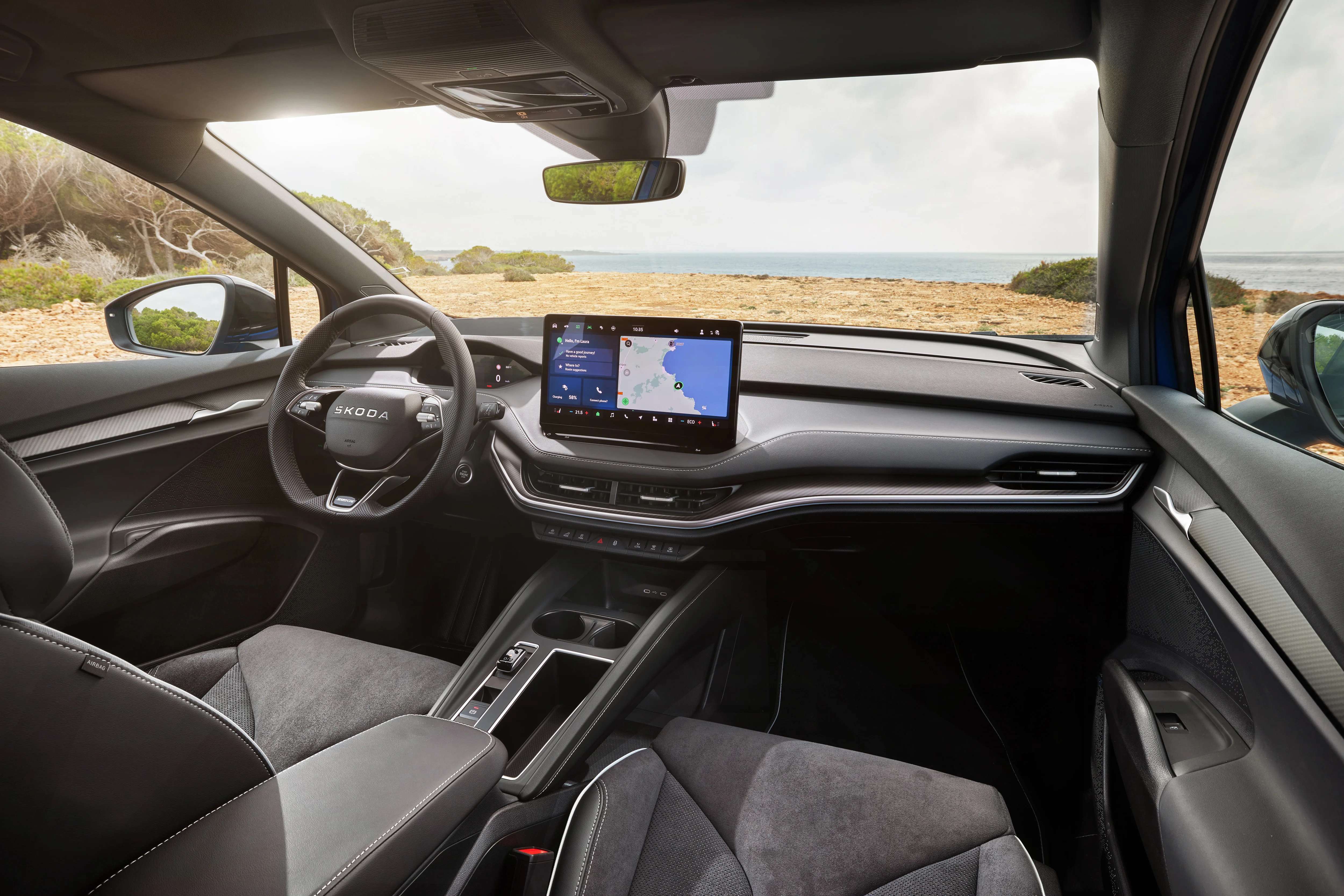 Der Innenraum des Skoda Elroq Sportline mit strahlendem Sonnenschein im Hintergrund der Frontscheibe