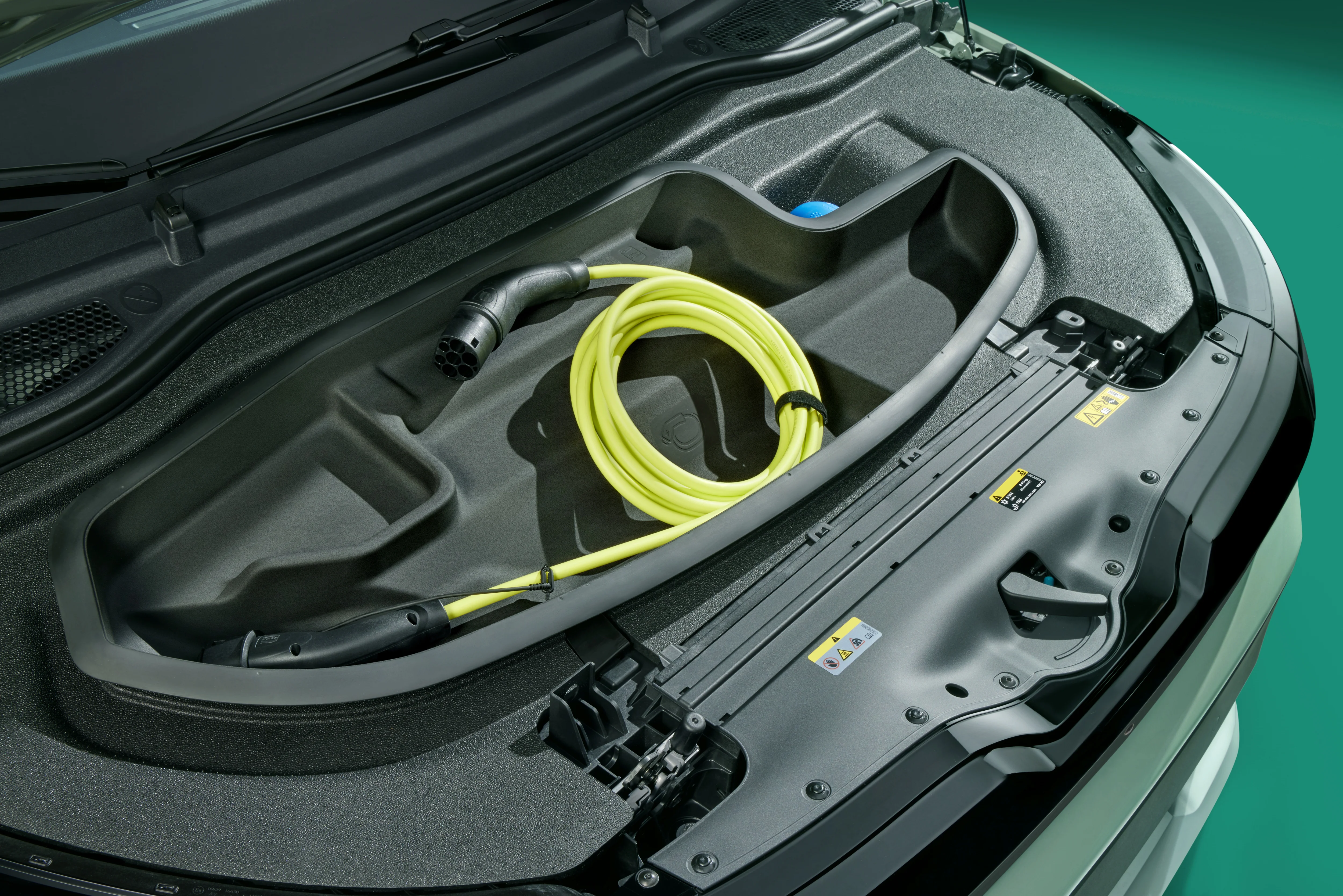 Der Frunk des Skoda Enyaqs mit einem Ladekabel für das Fahrzeug