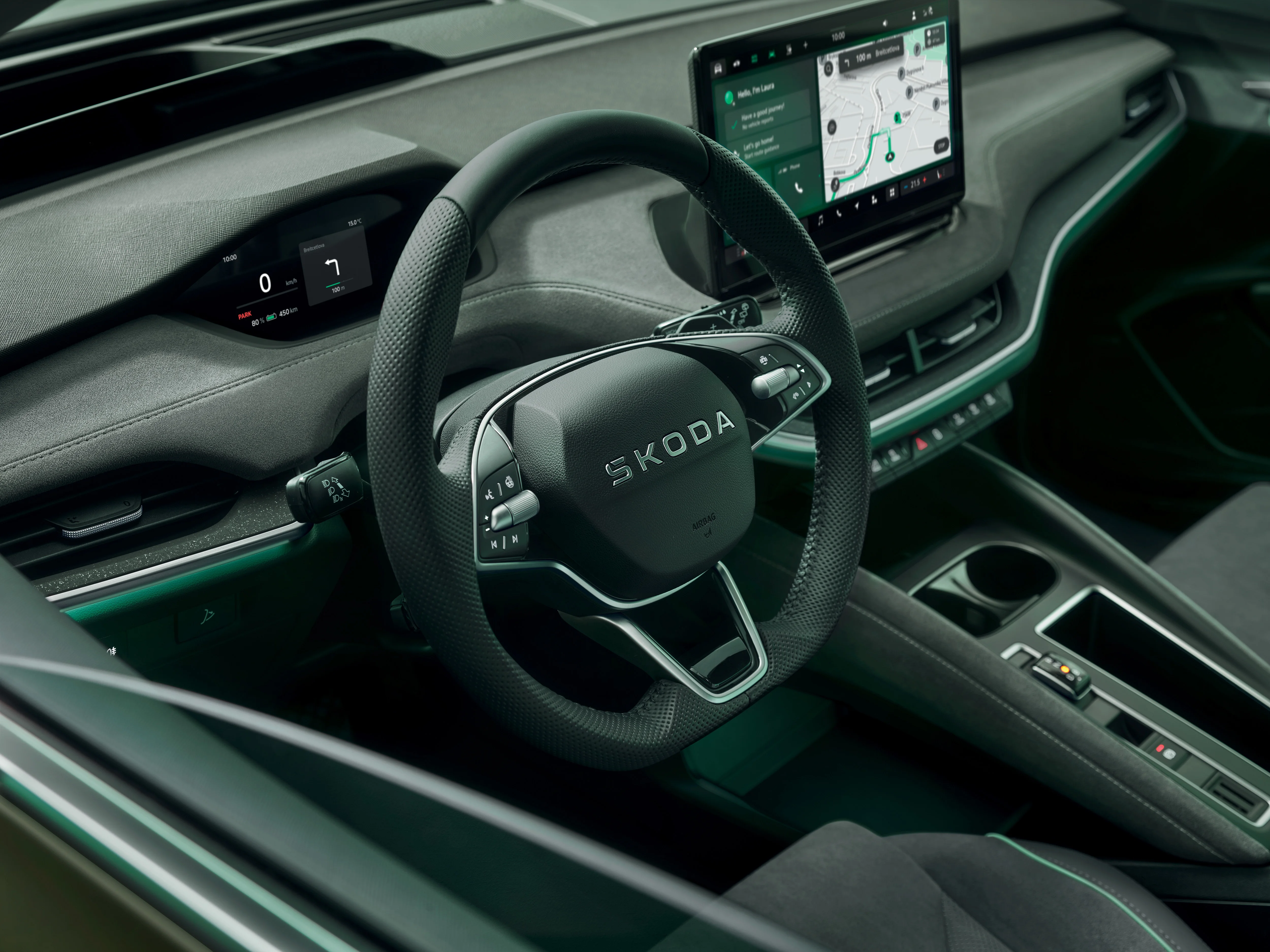 Sicht auf das Lenkrad und das Display des Skoda Enyaq SUV durch das geöffnete Fahrerfenster von leicht erhöhter Position