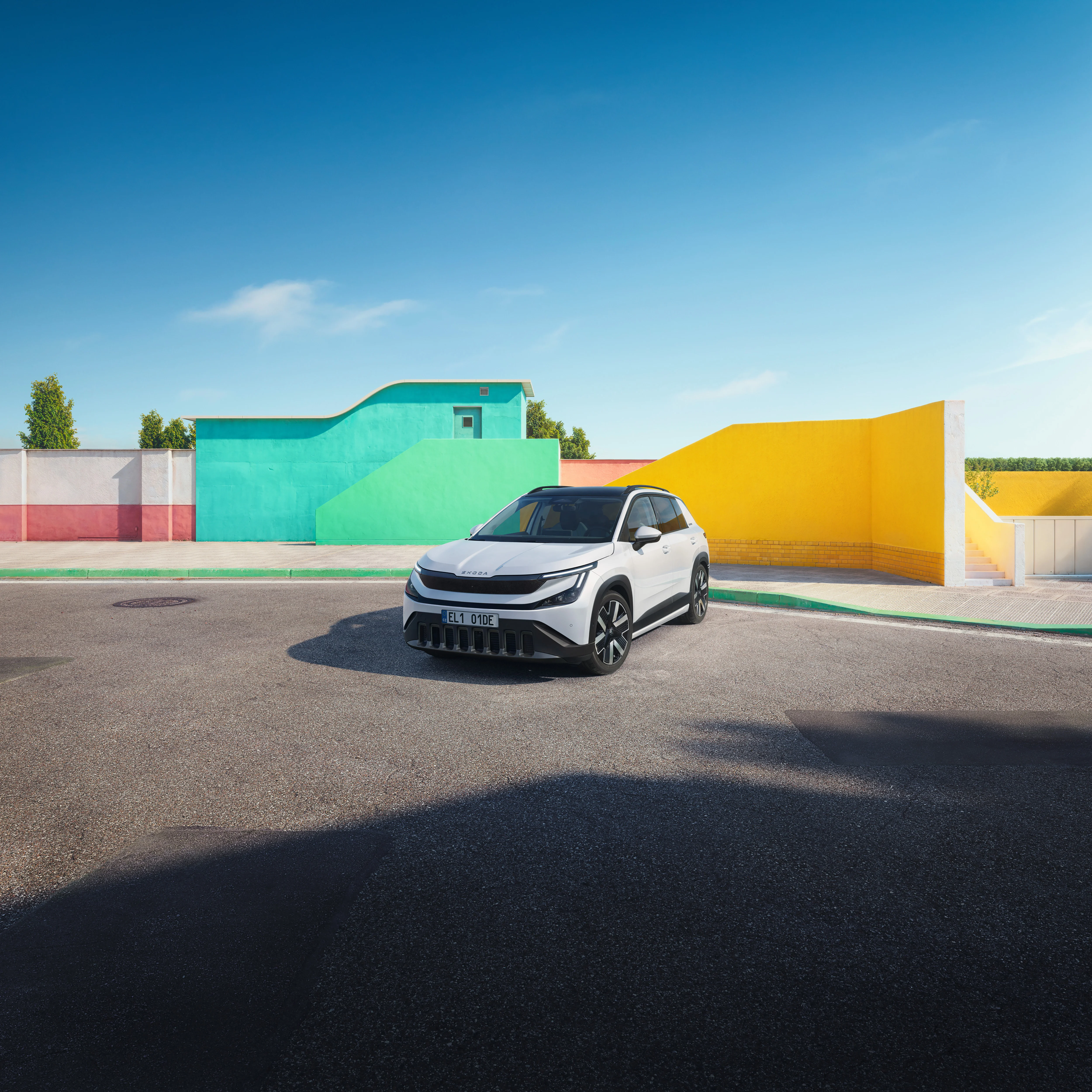 Der neue Skoda Epiq in Front eines bunten Hintergrundes