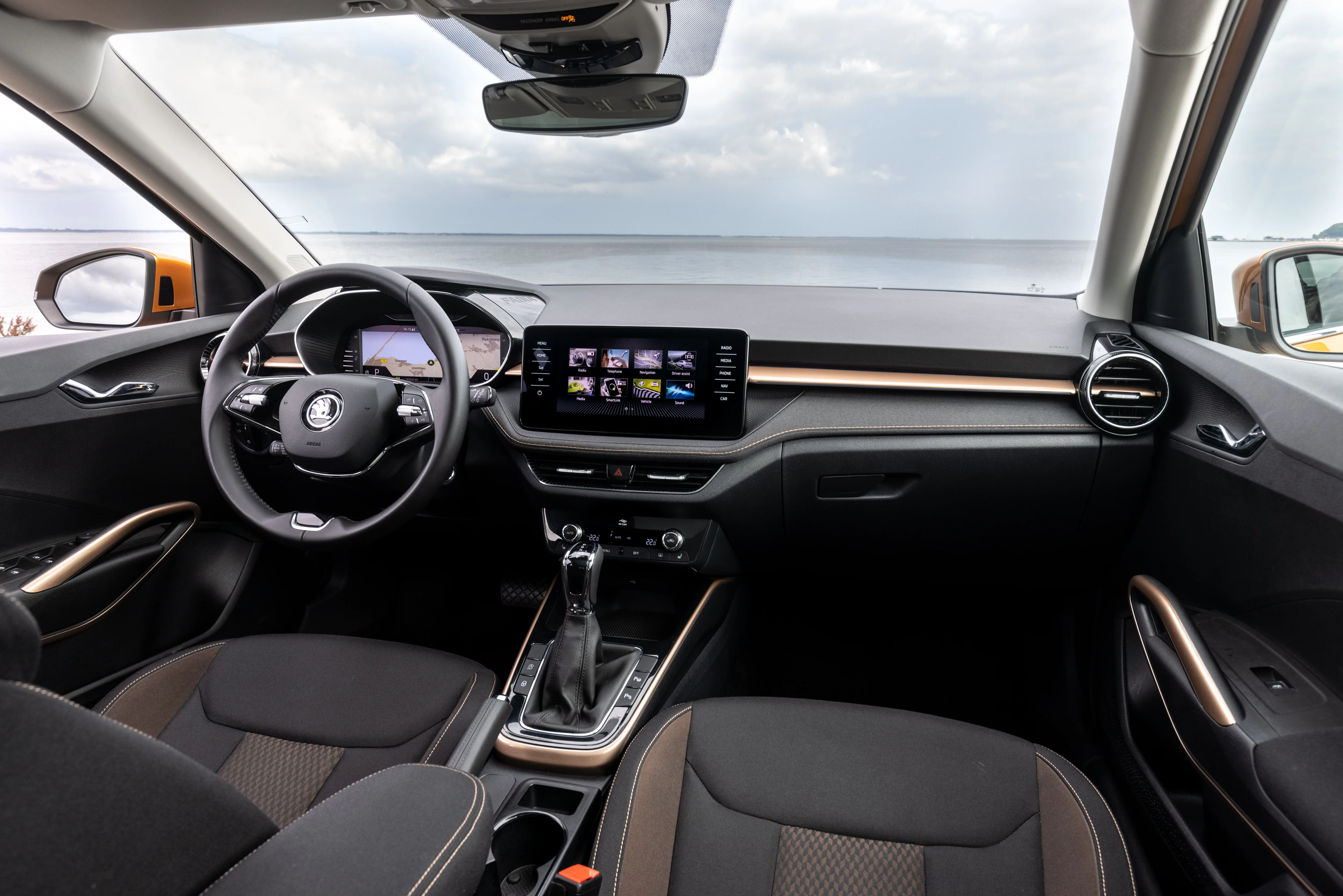 Sicht von dem Inneren eines Skoda Fabia durch die Frontscheibe und auf das Interieur aus Perspektive zwischen den beiden Frontsitzen