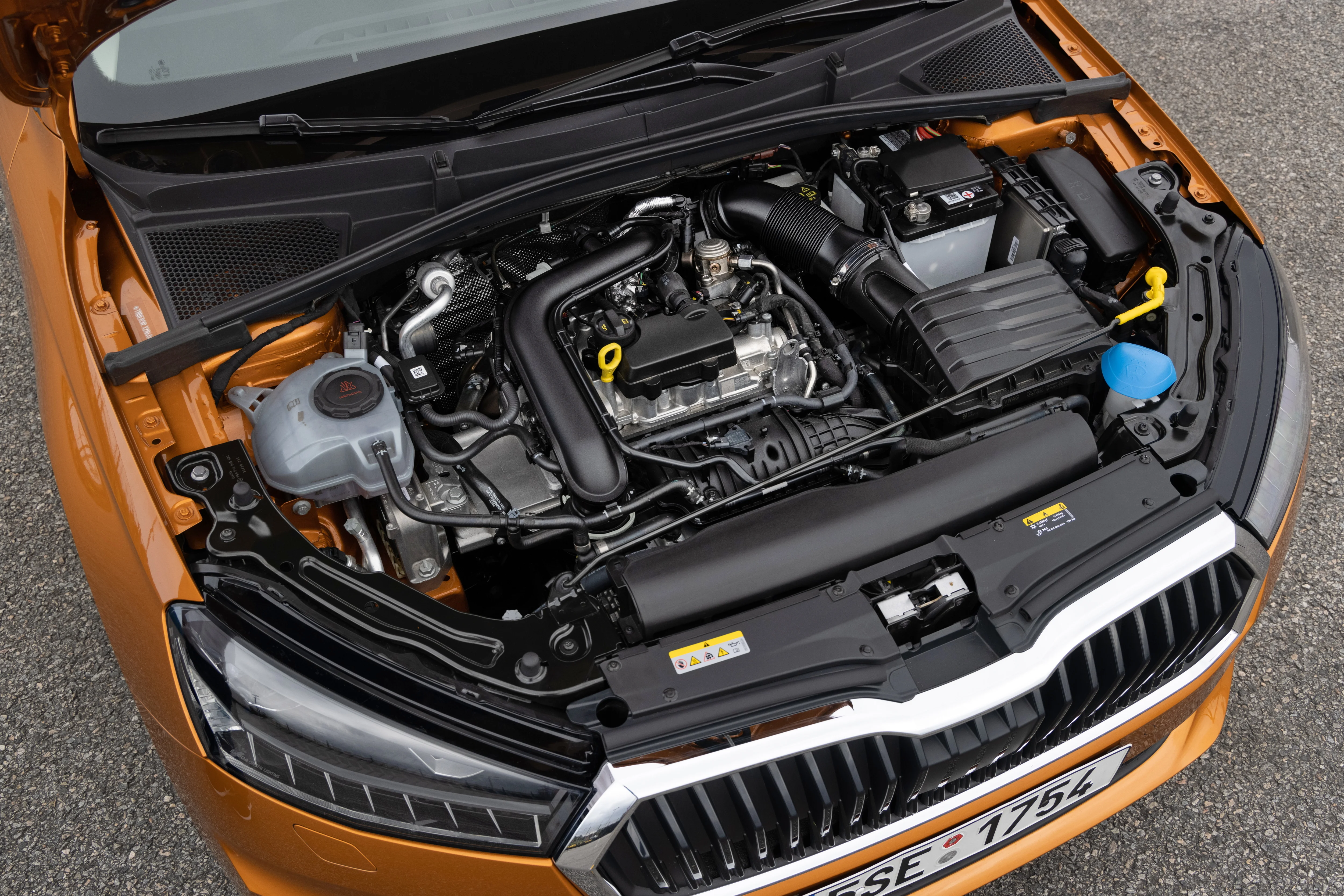 Ansicht des Motorraums des Skoda Fabia bei geöffneter Motorhaube