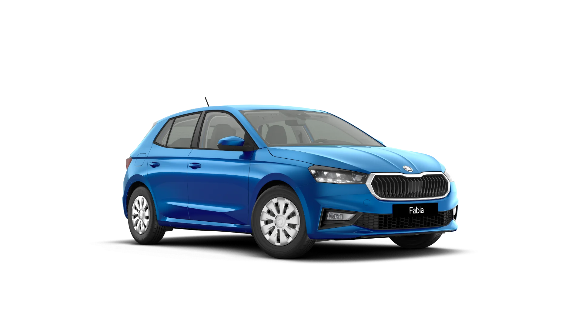Ein blauer Skoda Fabia Selection als Freisteller in 45-Grad Ansicht von vorne links